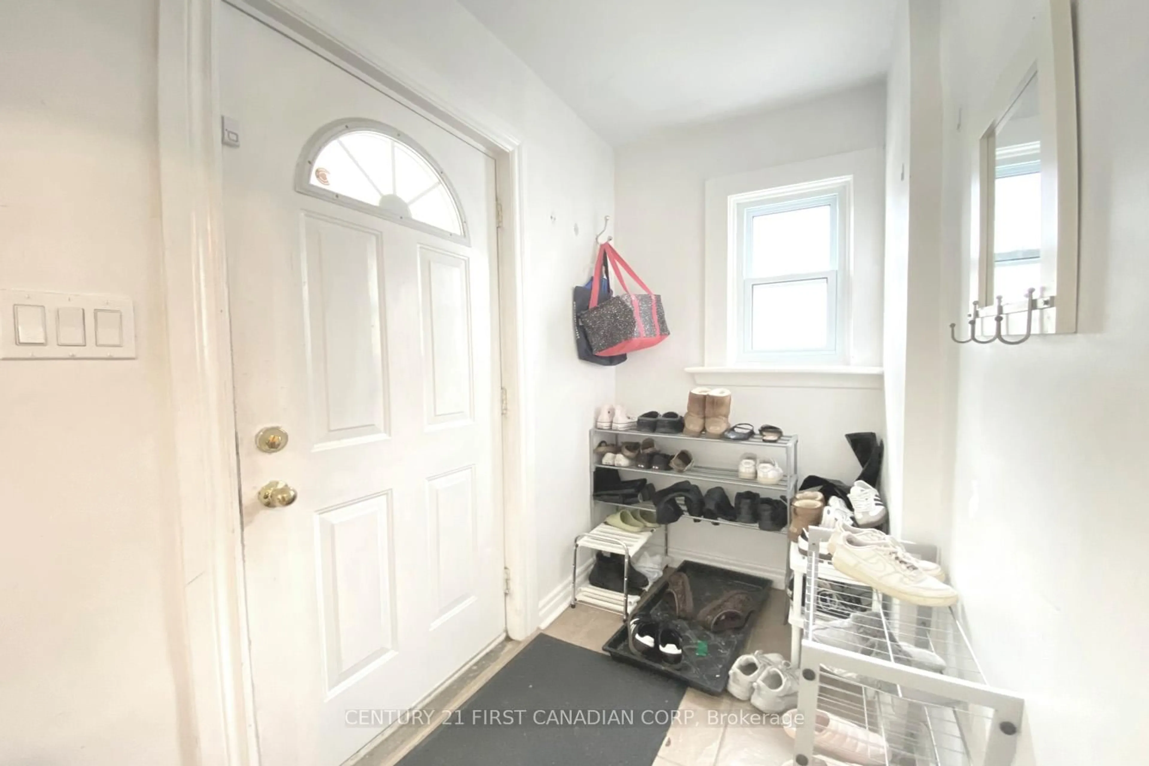 Indoor entryway for 233 BERNARD Ave, London East Ontario N6A 2M9