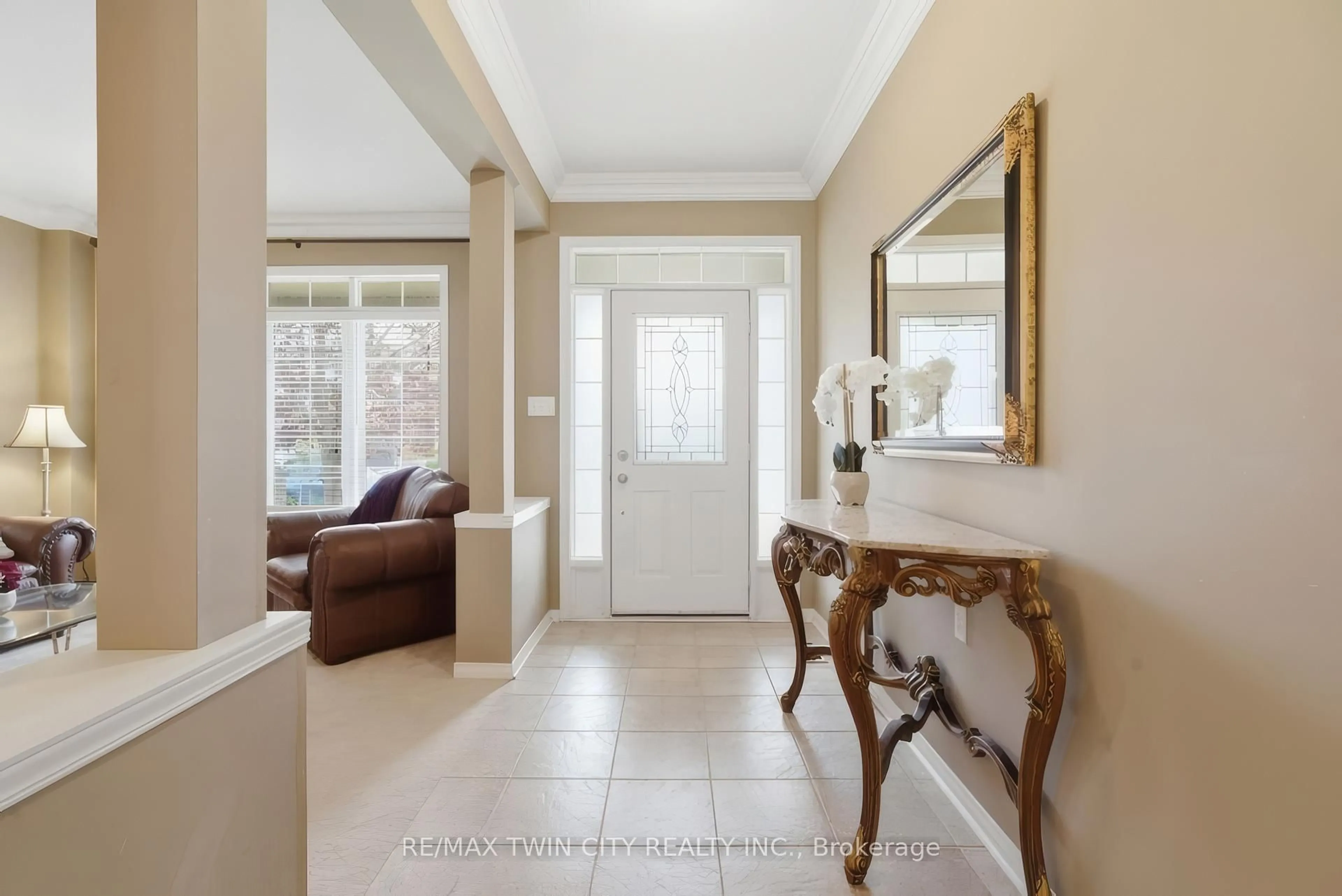 Indoor entryway for 26 Knox Crt, Kitchener Ontario N2P 2V6