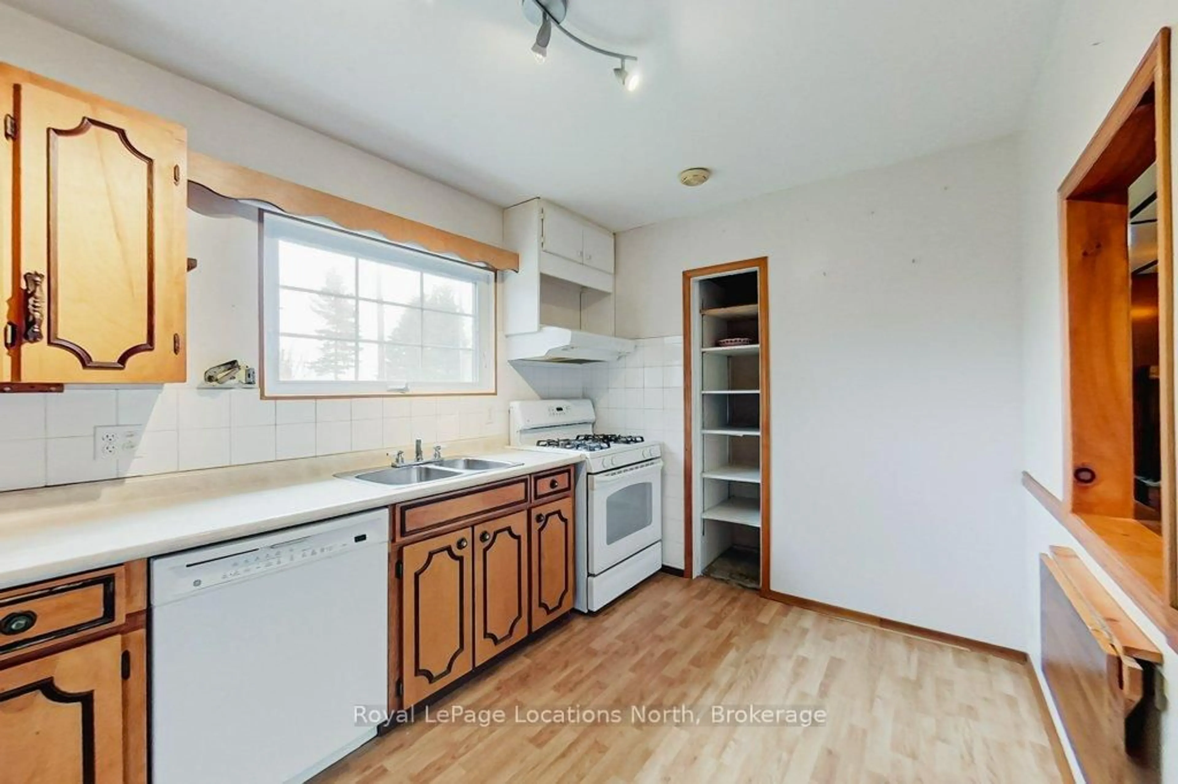 Standard kitchen, wood/laminate floor for 185 Bay St, Blue Mountains Ontario N0H 2P0
