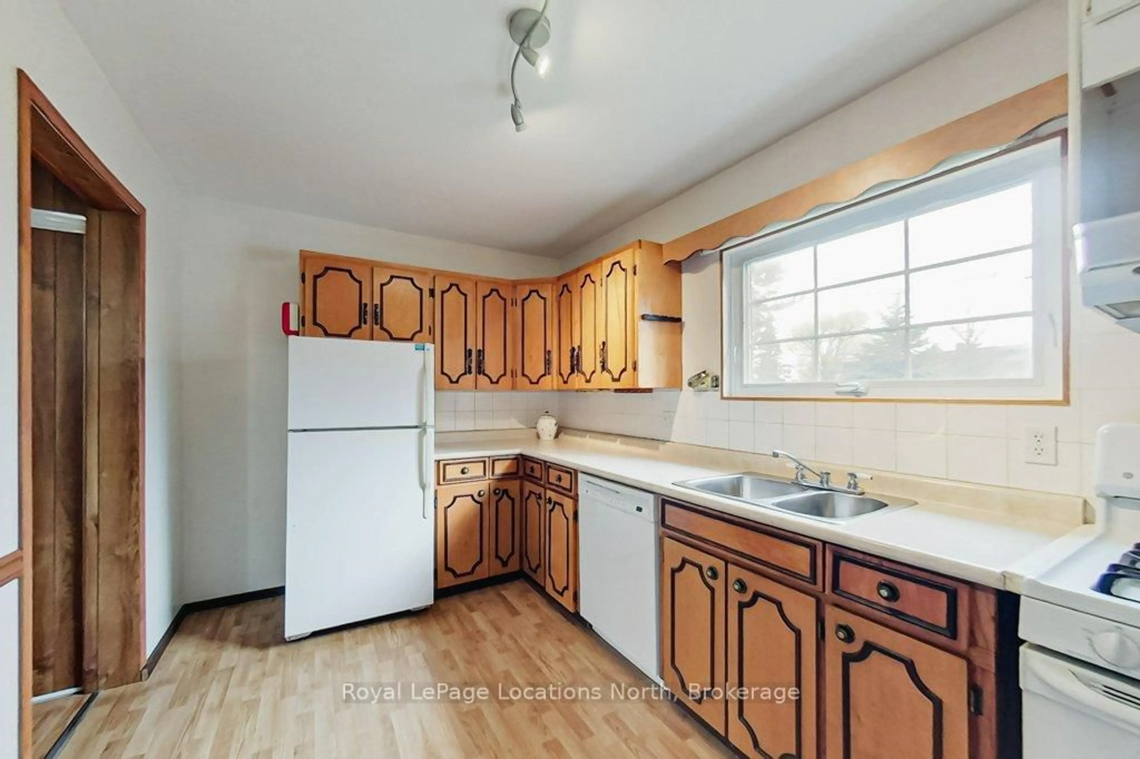 Standard kitchen, unknown for 185 Bay St, Blue Mountains Ontario N0H 2P0