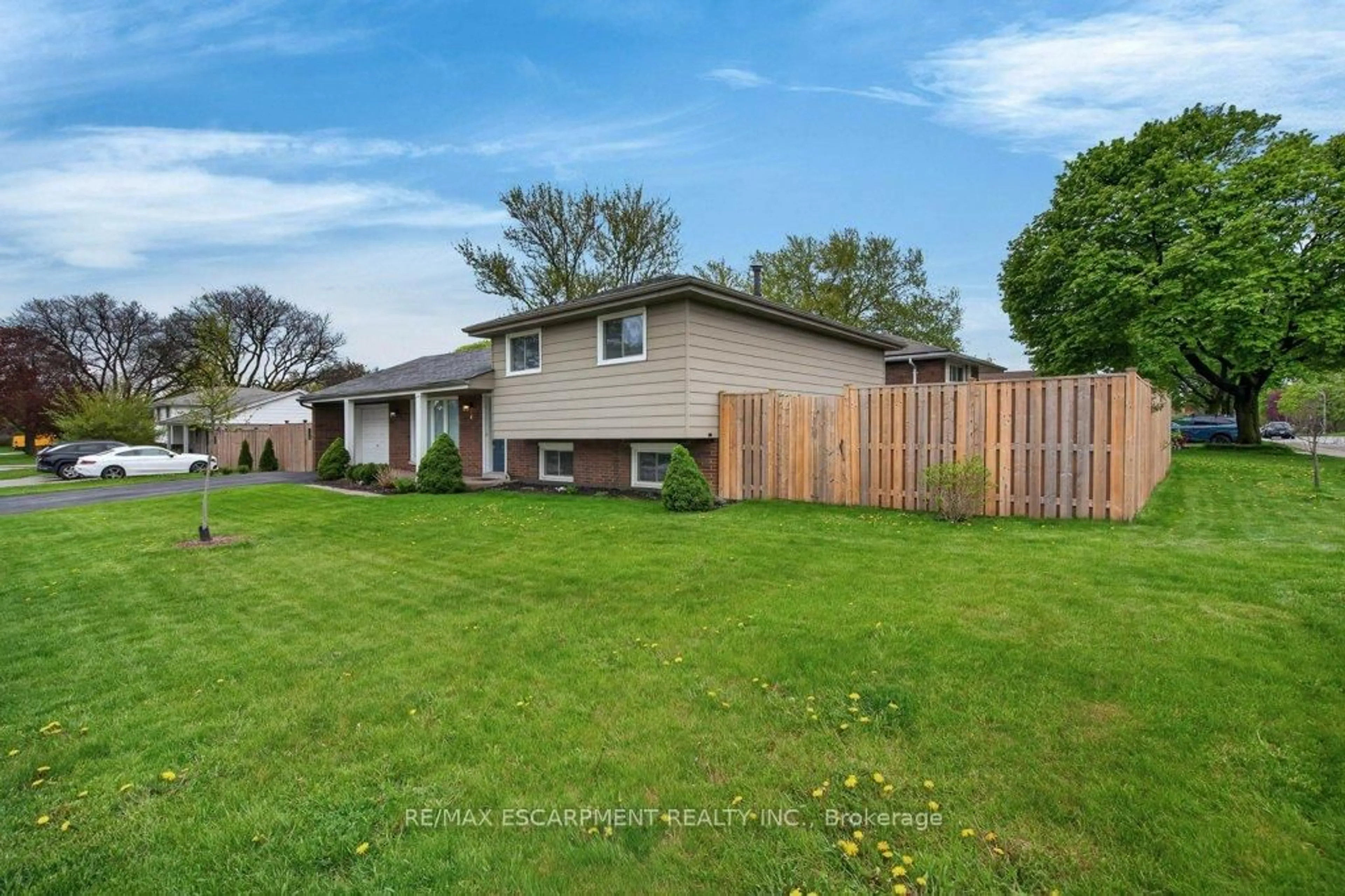 A pic from outside/outdoor area/front of a property/back of a property/a pic from drone, street for 4 Camelot Dr, Hamilton Ontario L8V 2L2