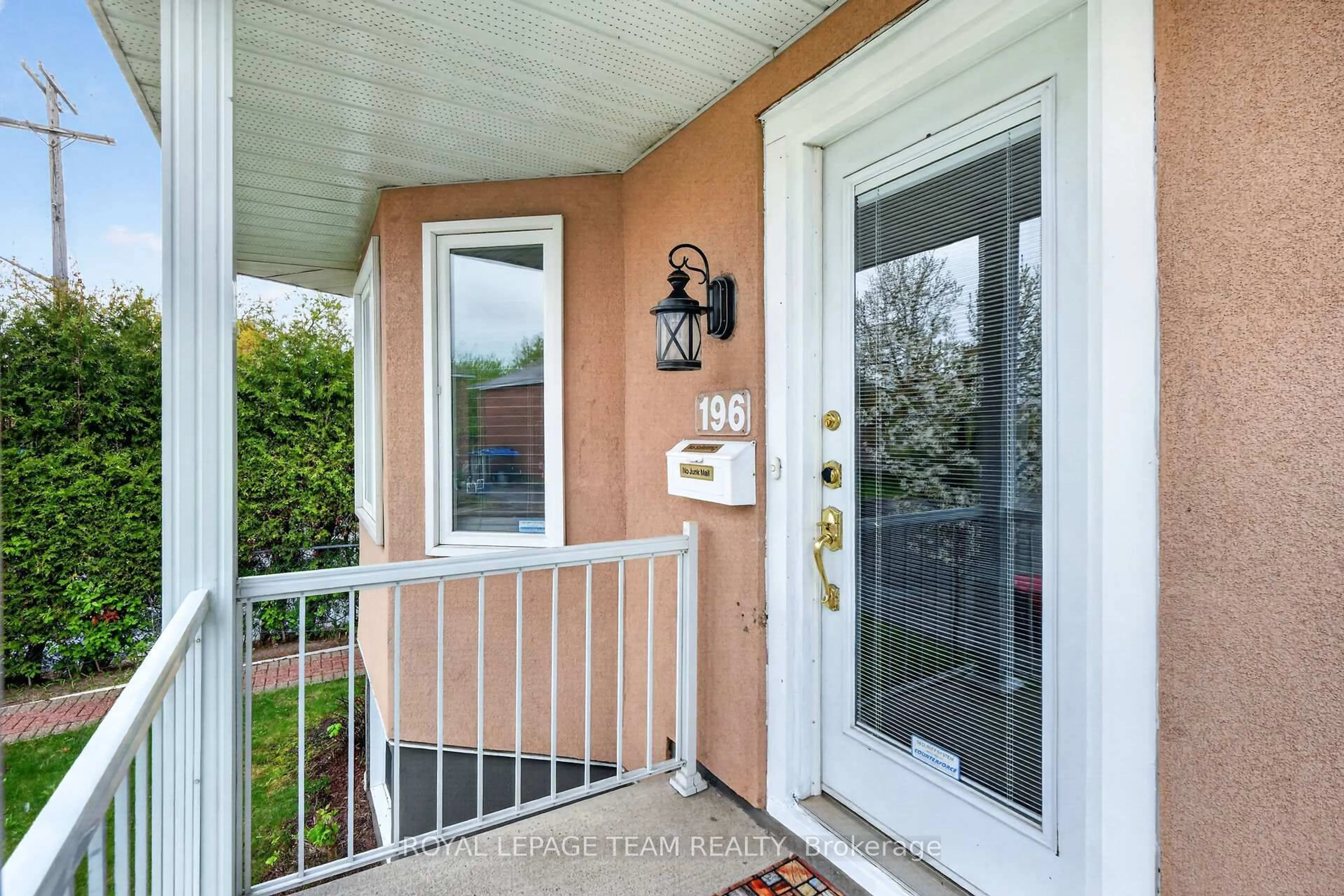 Indoor entryway for 196 Prince Albert St, Ottawa Ontario K1K 1Z7