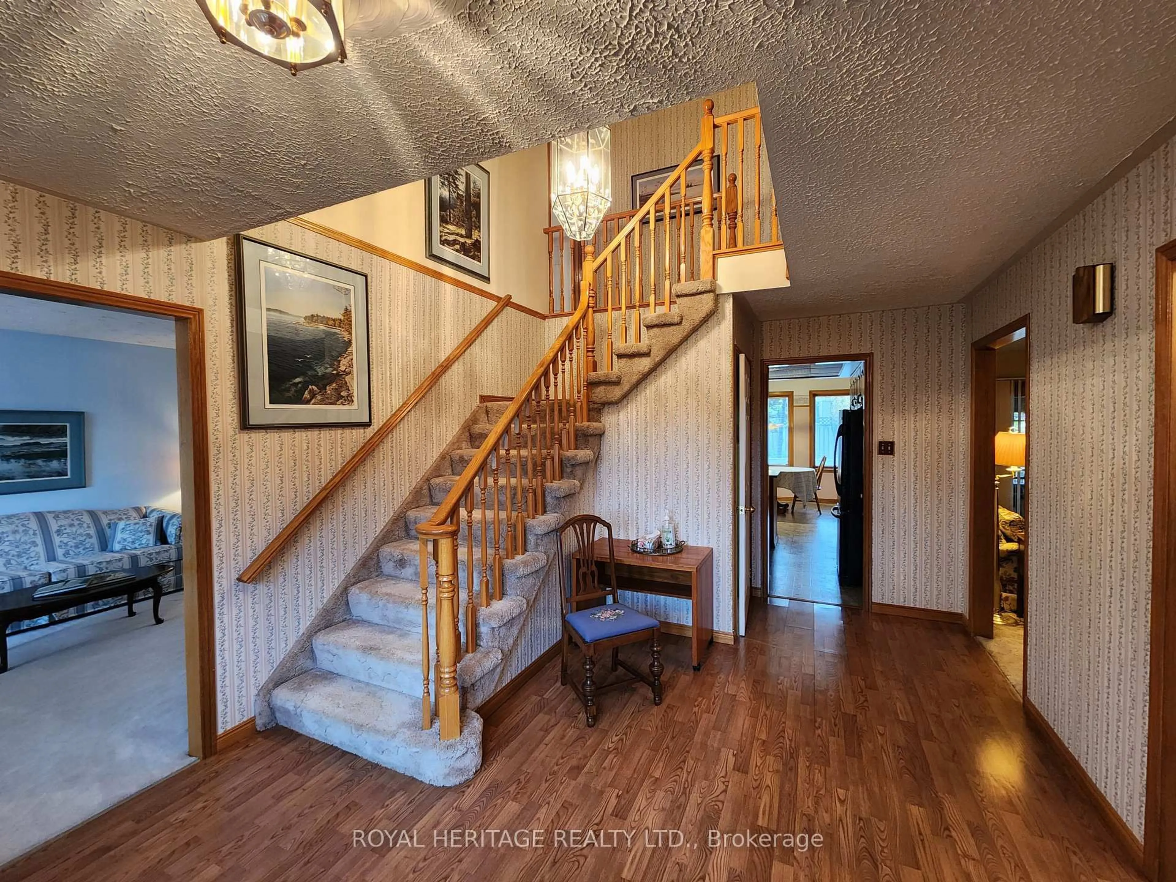 Indoor foyer for 1534 Scollard Cres, Peterborough Ontario K9H 7L1