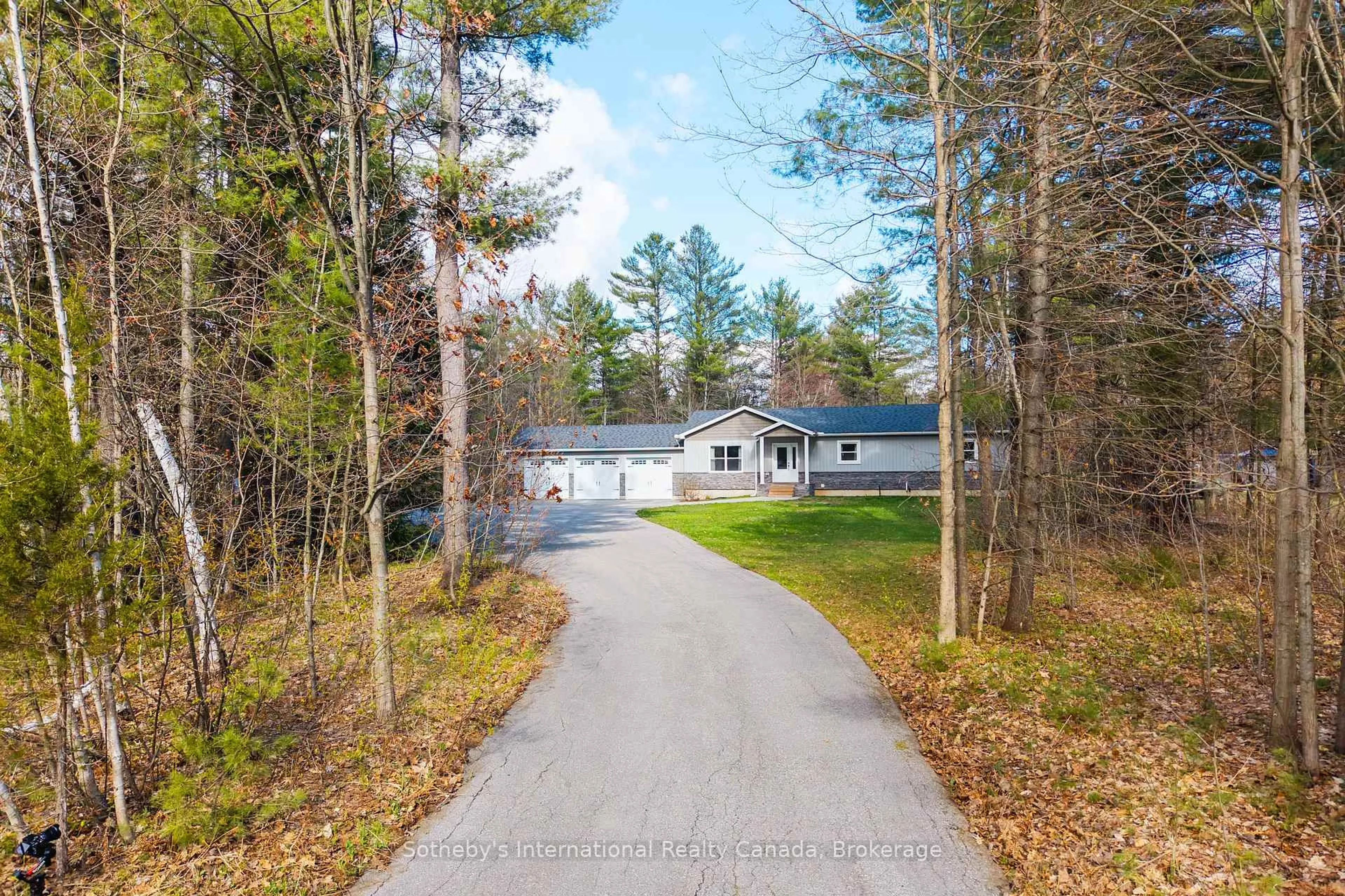A pic from outside/outdoor area/front of a property/back of a property/a pic from drone, forest/trees view for 1021 Tower Cres, Gravenhurst Ontario P0E 1G0