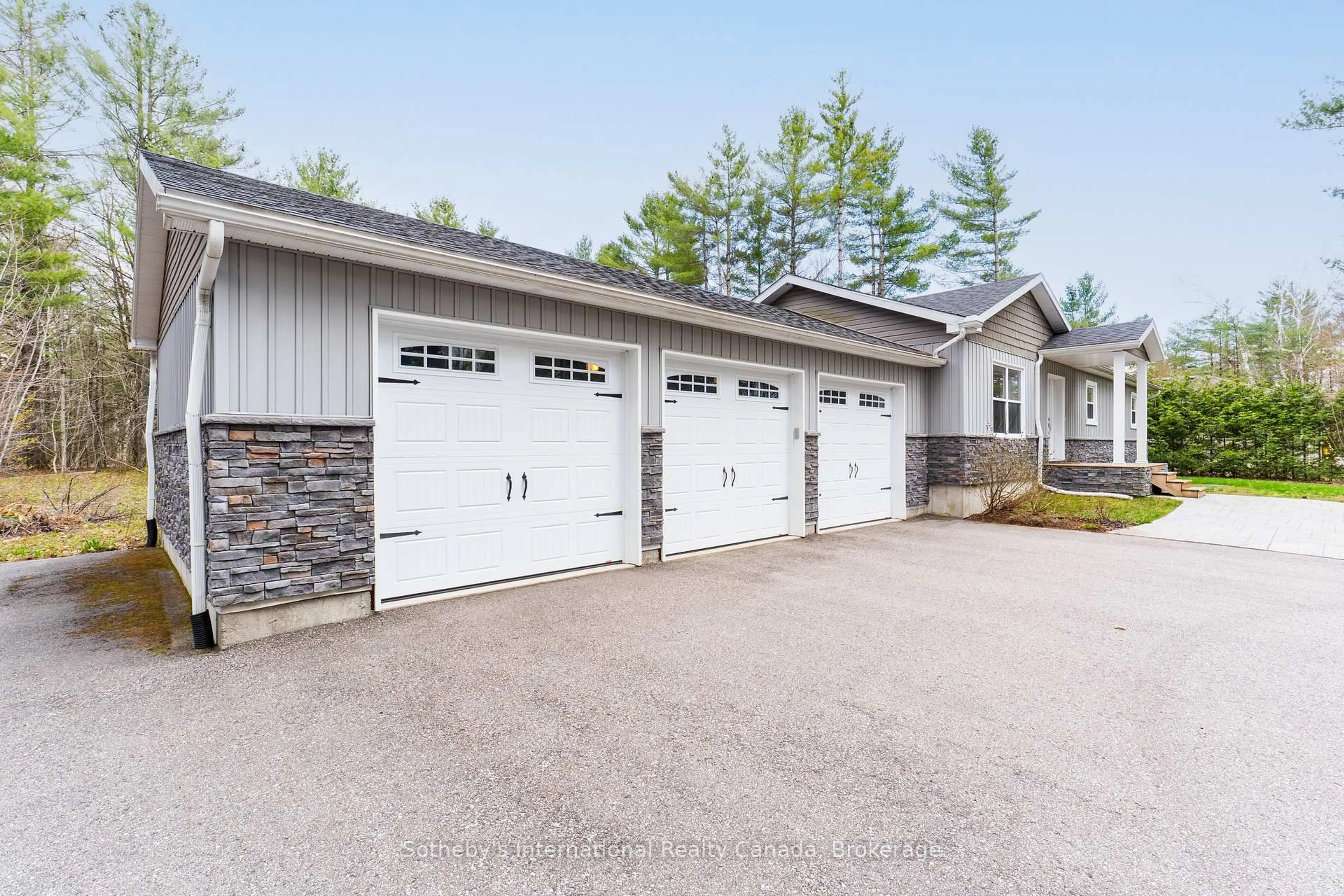 Indoor garage for 1021 Tower Cres, Gravenhurst Ontario P0E 1G0