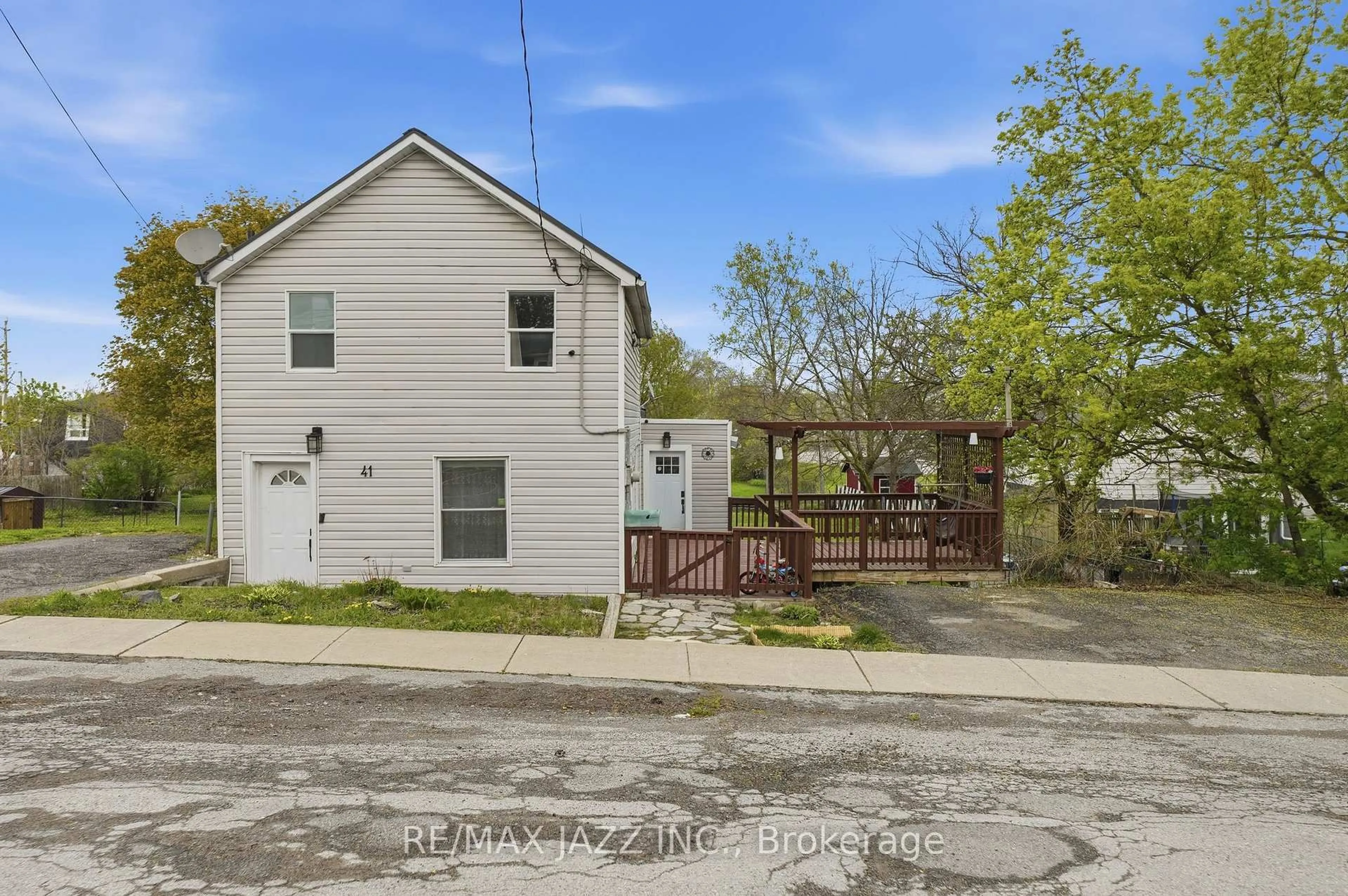 A pic from outside/outdoor area/front of a property/back of a property/a pic from drone, street for 41 Baldwin St, Belleville Ontario K8P 2V2
