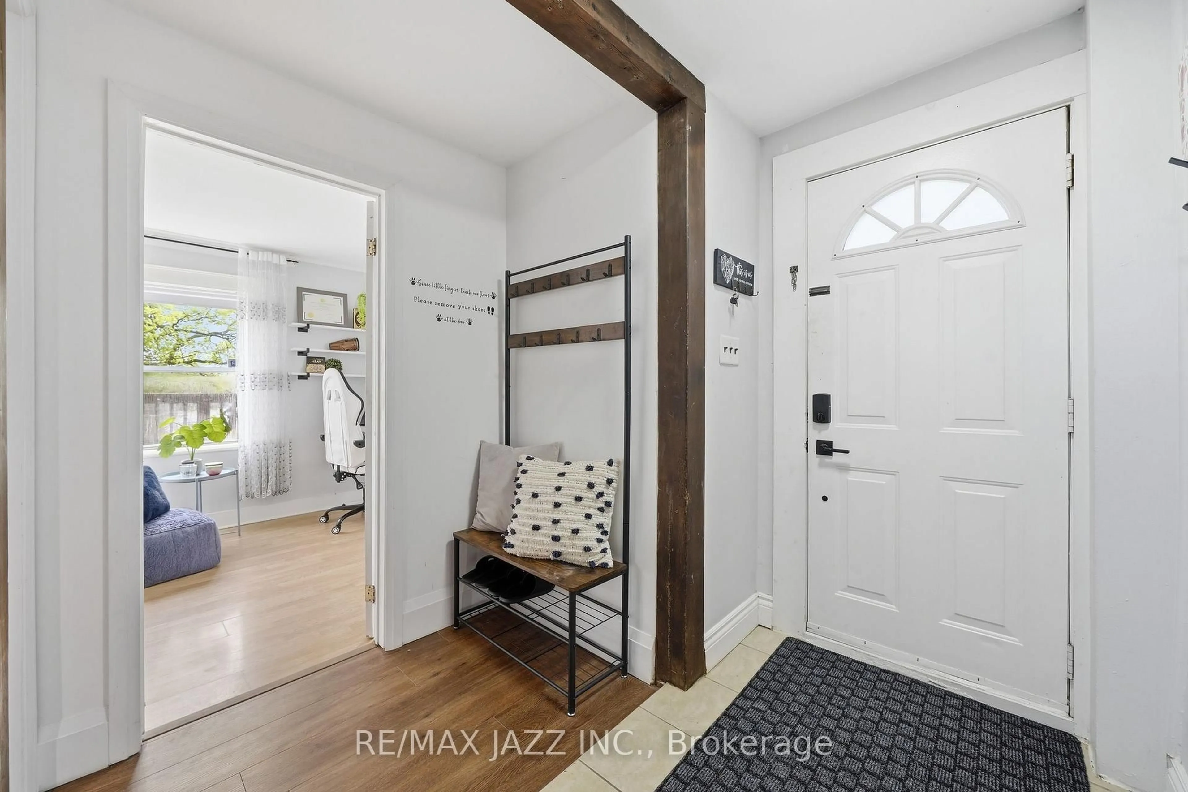 Indoor entryway for 41 Baldwin St, Belleville Ontario K8P 2V2