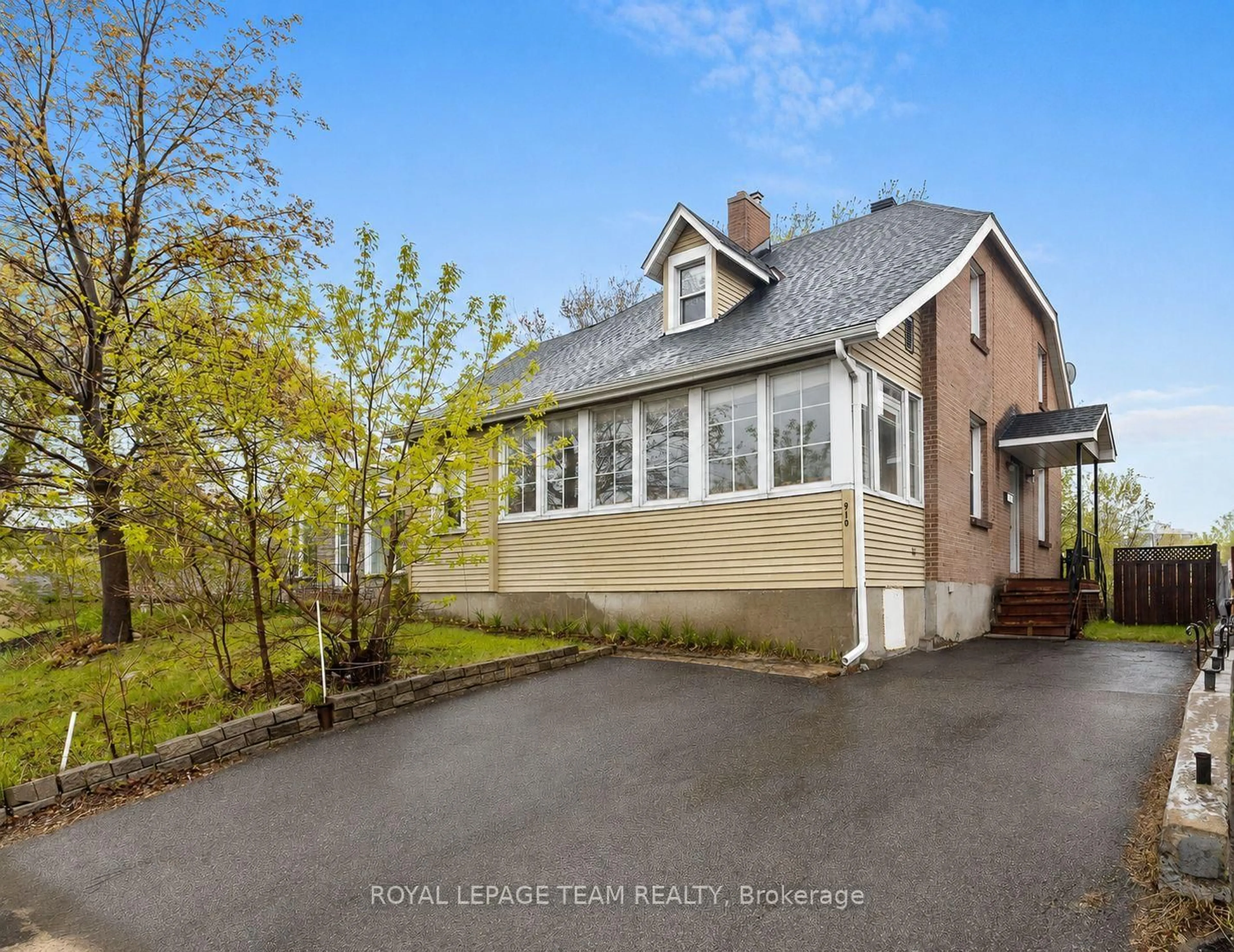 A pic from outside/outdoor area/front of a property/back of a property/a pic from drone, street for 910 Pinecrest Rd, Ottawa Ontario K2B 6B3