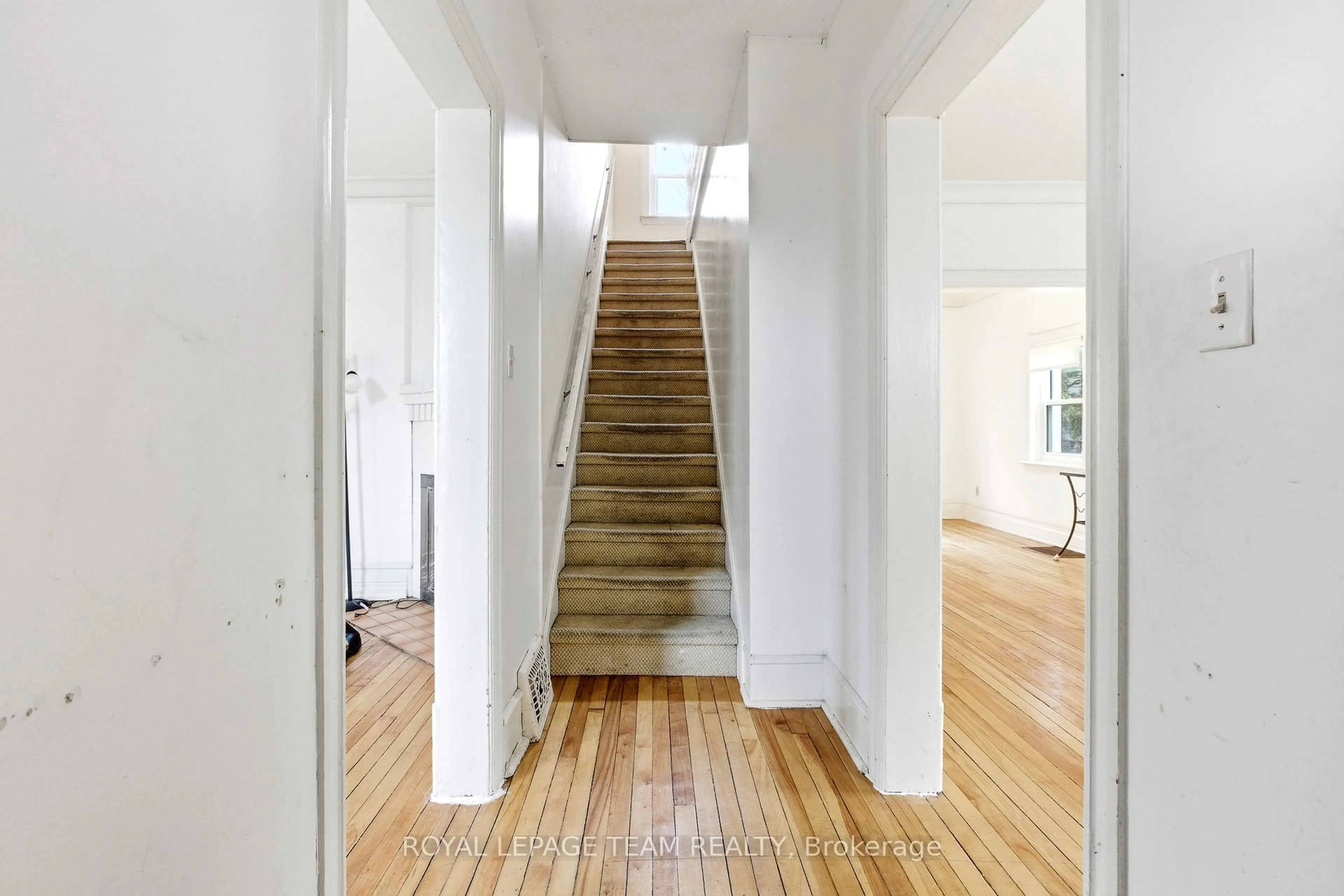 Indoor foyer for 910 Pinecrest Rd, Ottawa Ontario K2B 6B3
