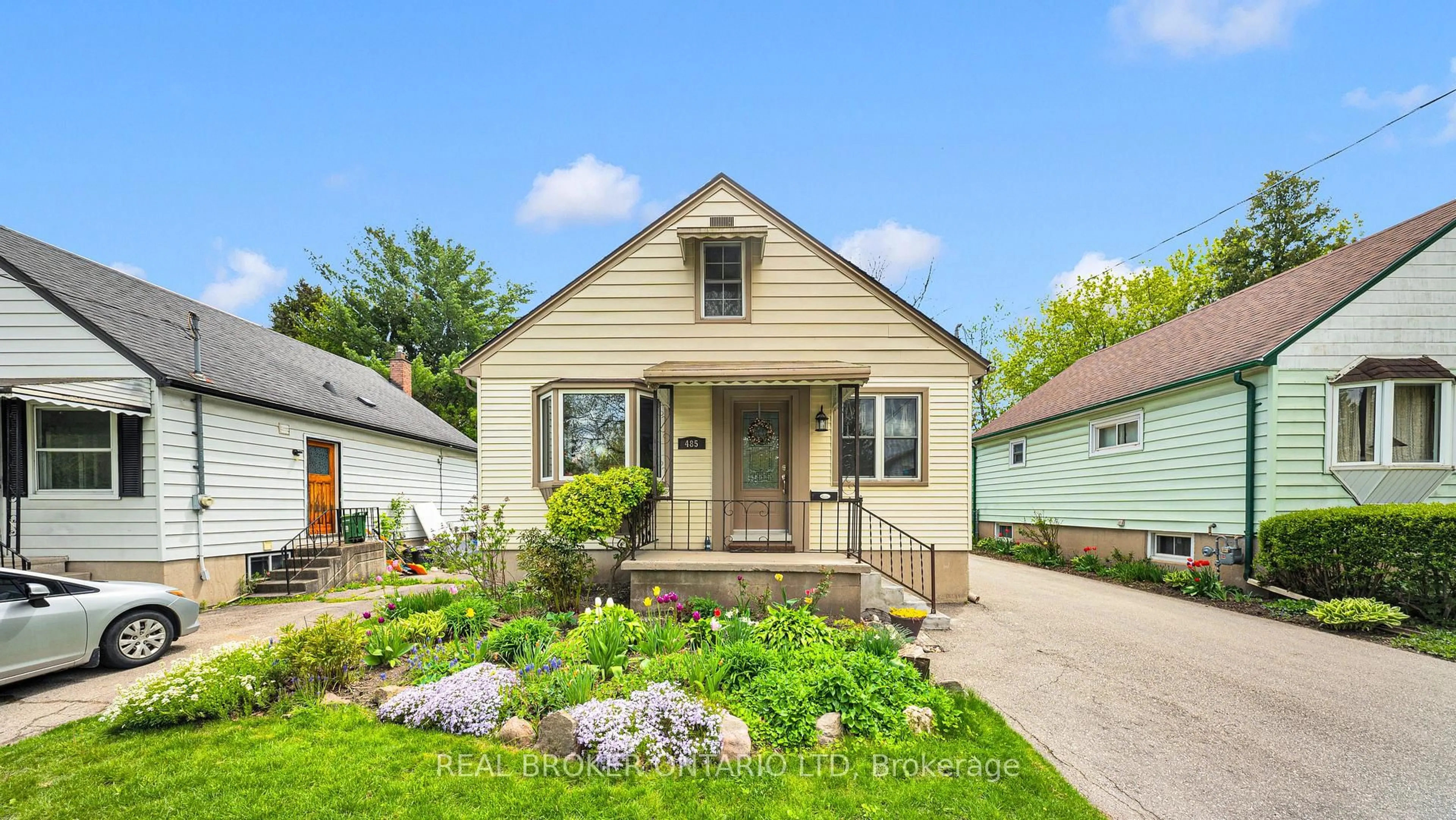 Home with vinyl exterior material, street for 485 Salisbury St, London East Ontario N5Y 3B4