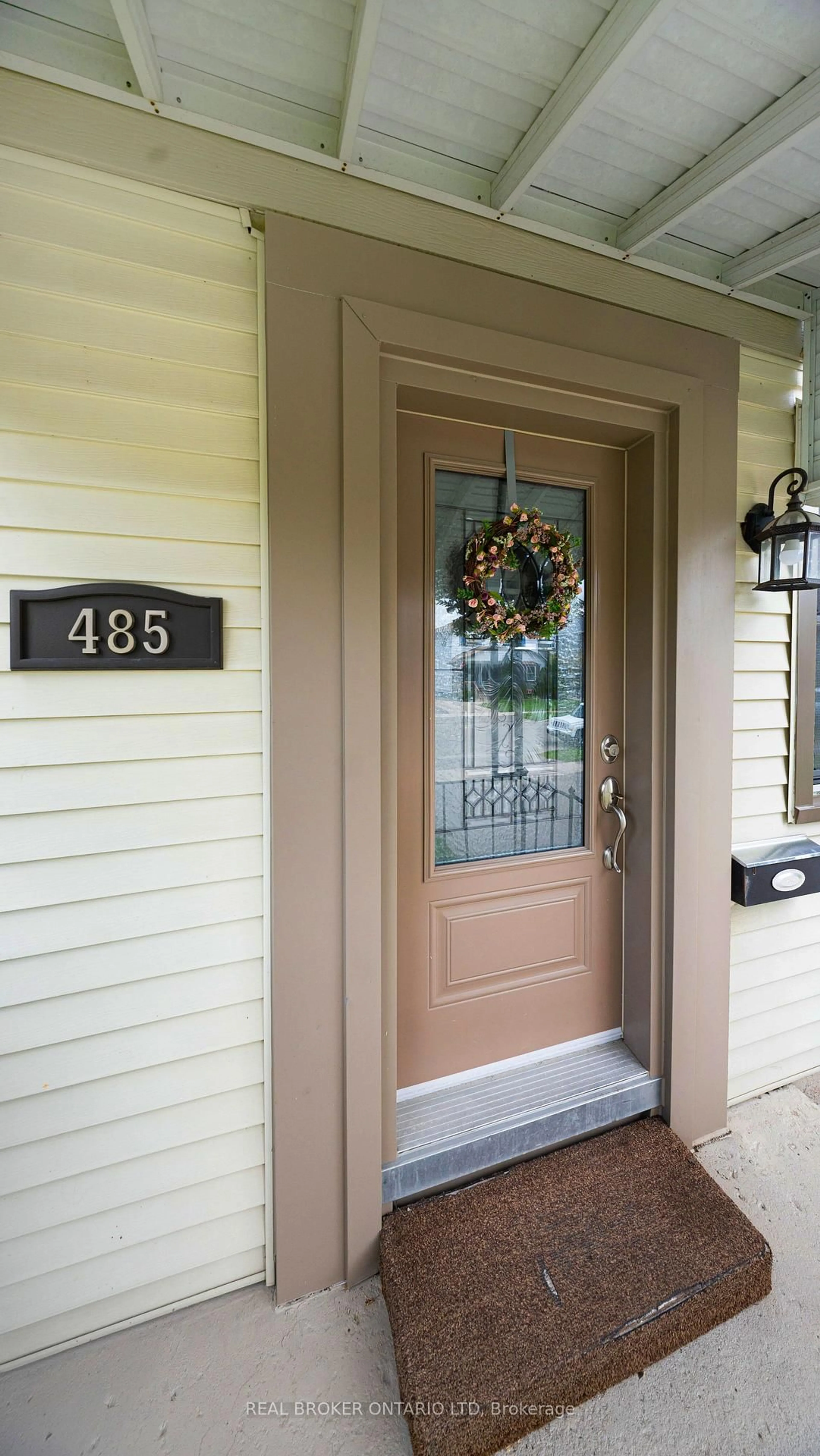 Indoor entryway for 485 Salisbury St, London East Ontario N5Y 3B4