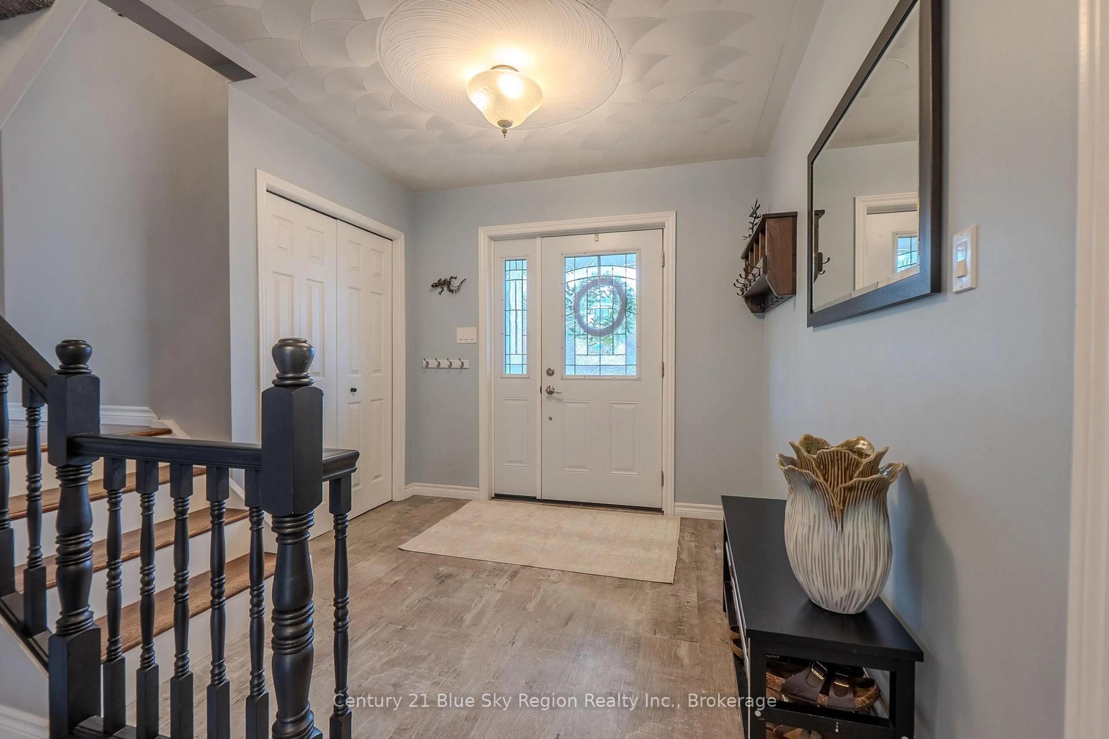 Indoor entryway for 66 Veronica Dr, North Bay Ontario P1B 9K4