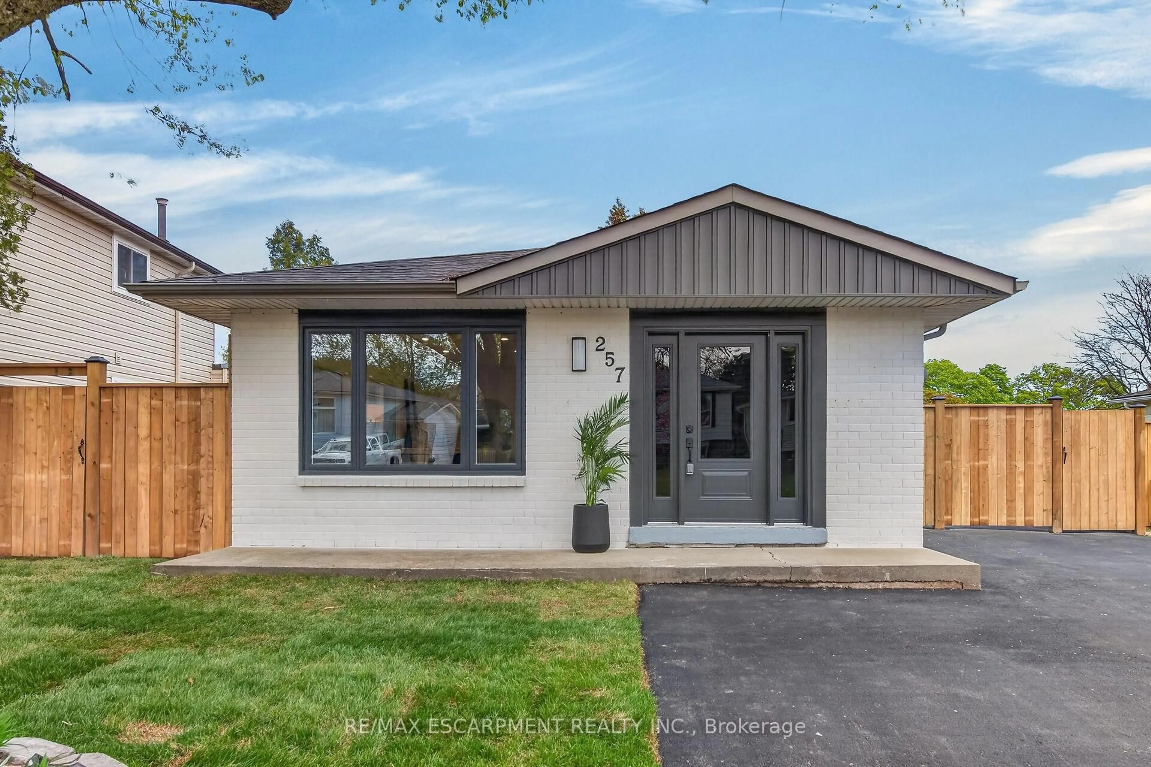 Home with vinyl exterior material, street for 257 Queen Victoria Dr, Hamilton Ontario L8W 1G4