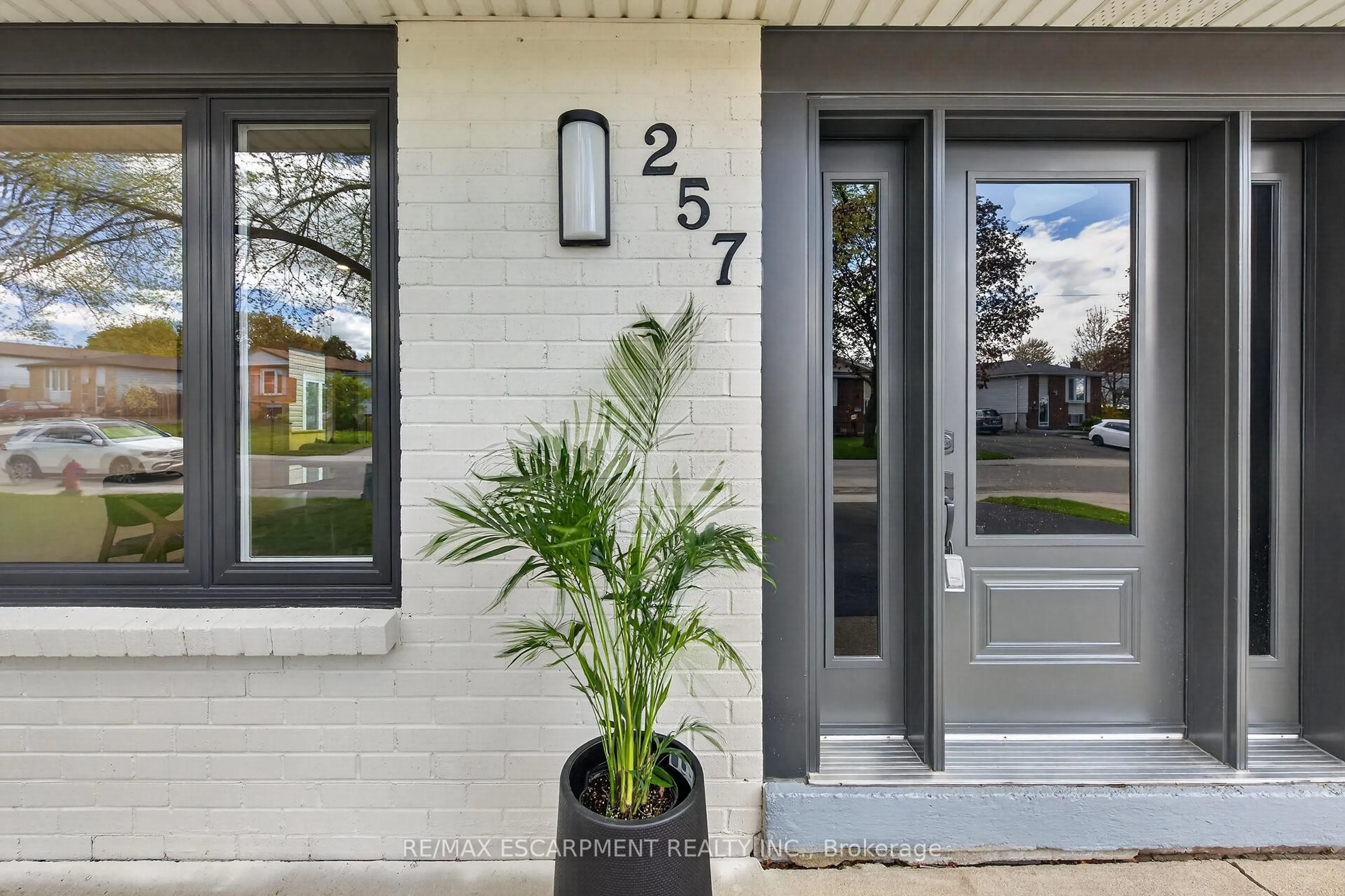 Indoor entryway for 257 Queen Victoria Dr, Hamilton Ontario L8W 1G4