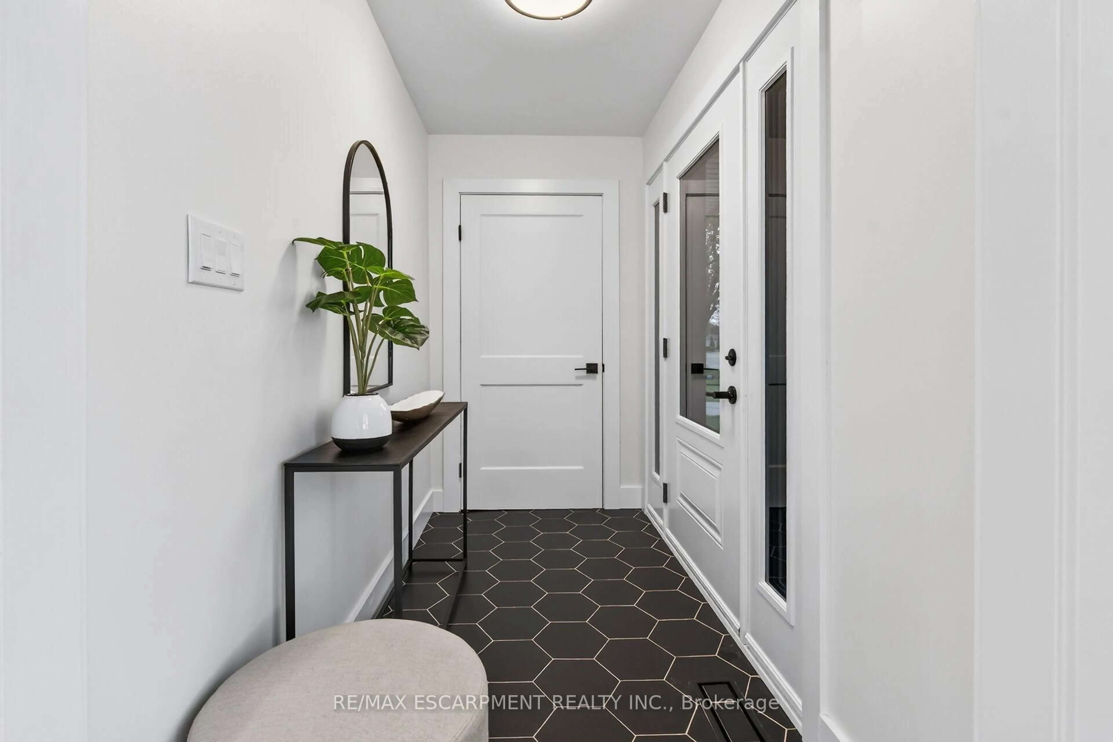 Indoor entryway for 257 Queen Victoria Dr, Hamilton Ontario L8W 1G4