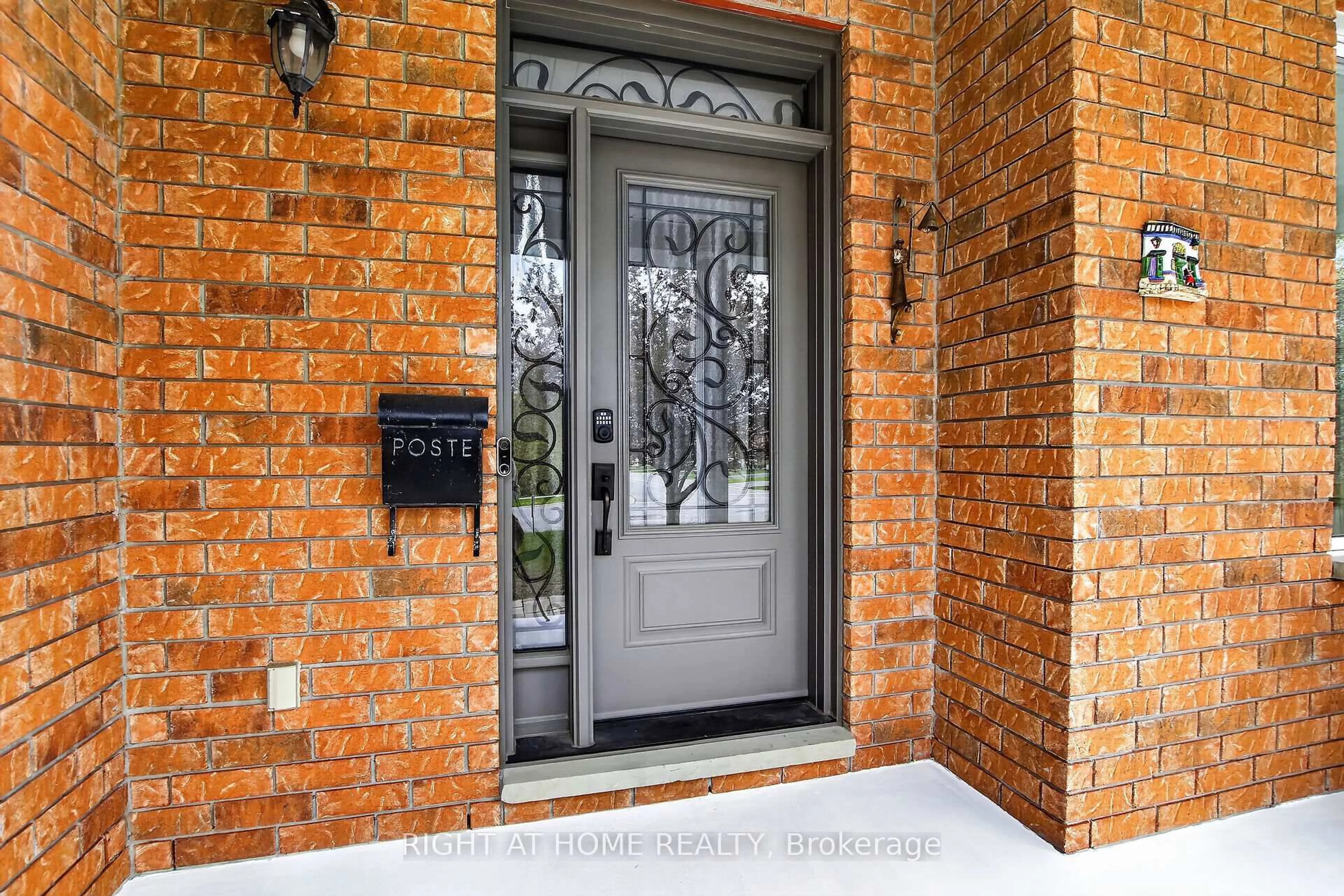 Indoor entryway for 2 Harry Douglas Dr, Stittsville Ontario K2S 1M4