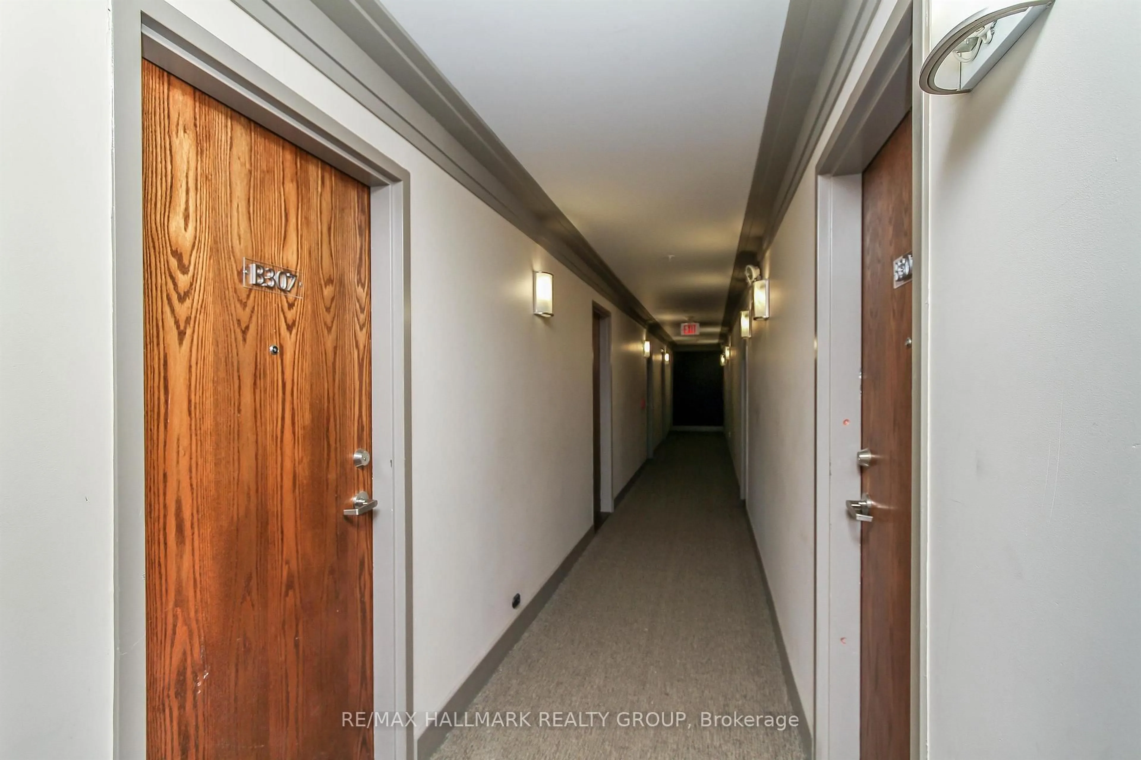 Indoor foyer for 124 Guigues Ave #B307, Ottawa Ontario K1N 5H7