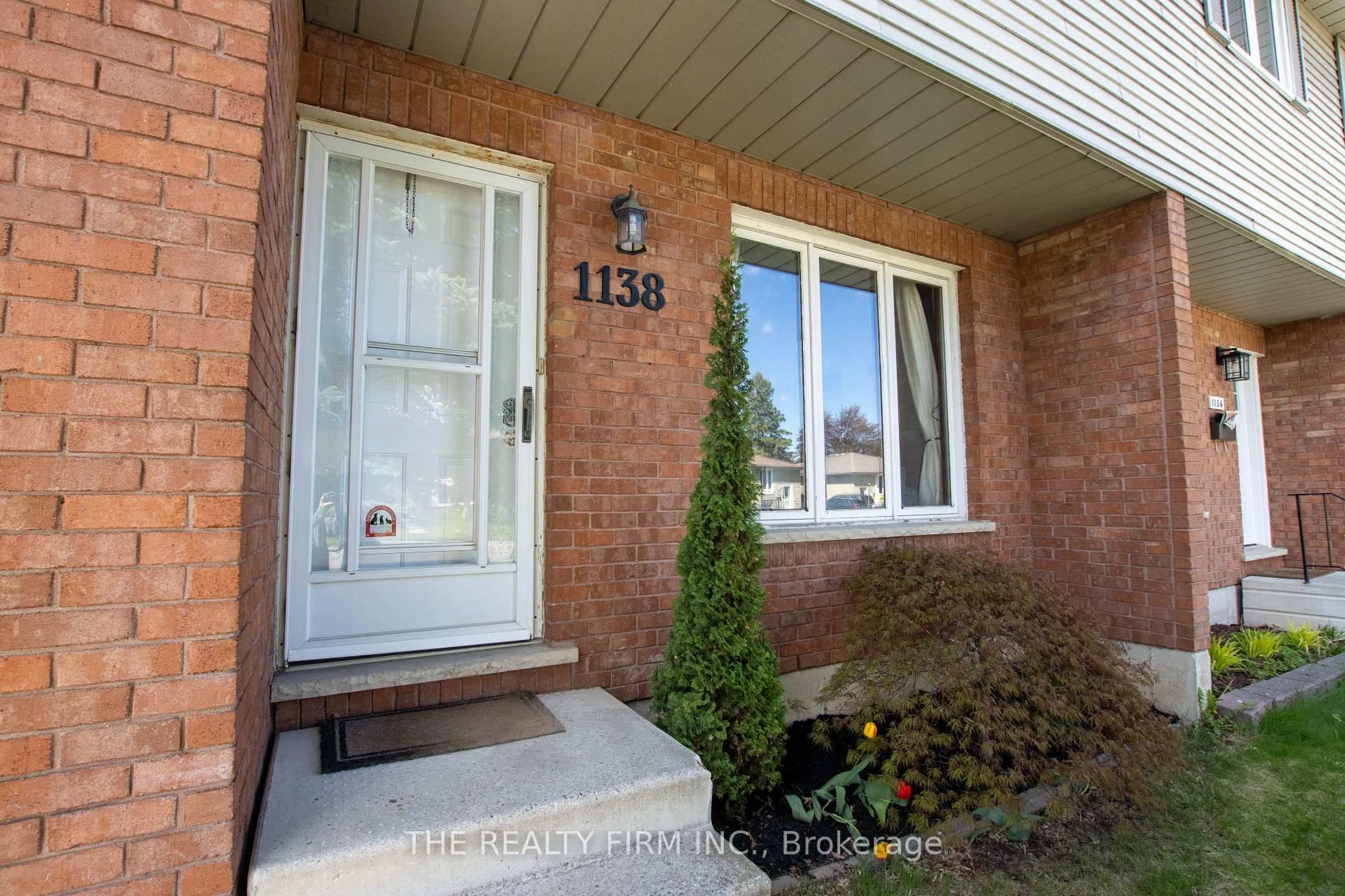 Indoor entryway for 1138 Pearson Dr, Woodstock Ontario N4S 8V2
