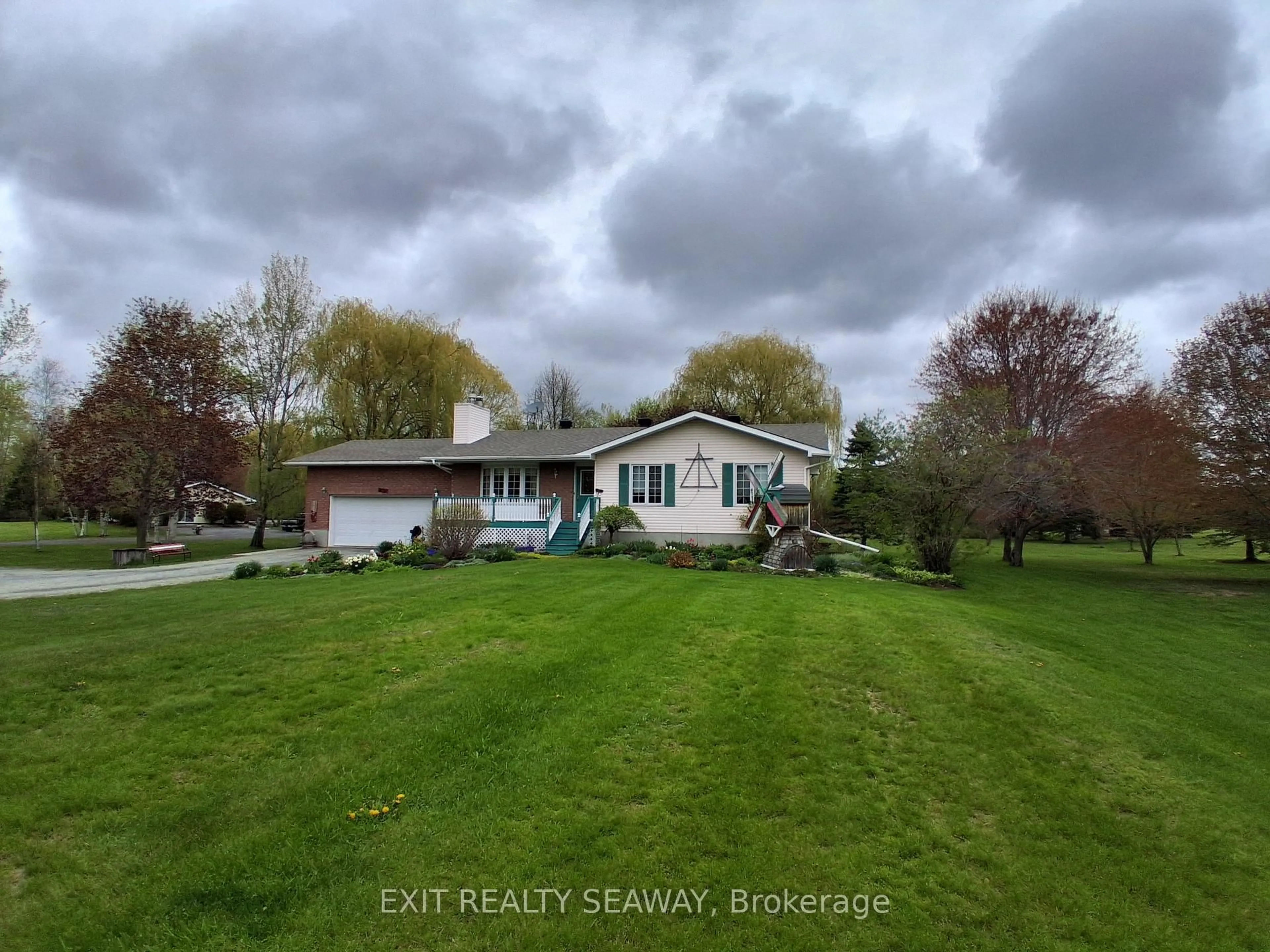 A pic from outside/outdoor area/front of a property/back of a property/a pic from drone, unknown for 4557 Carman Rd, South Dundas Ontario K0E 1C0