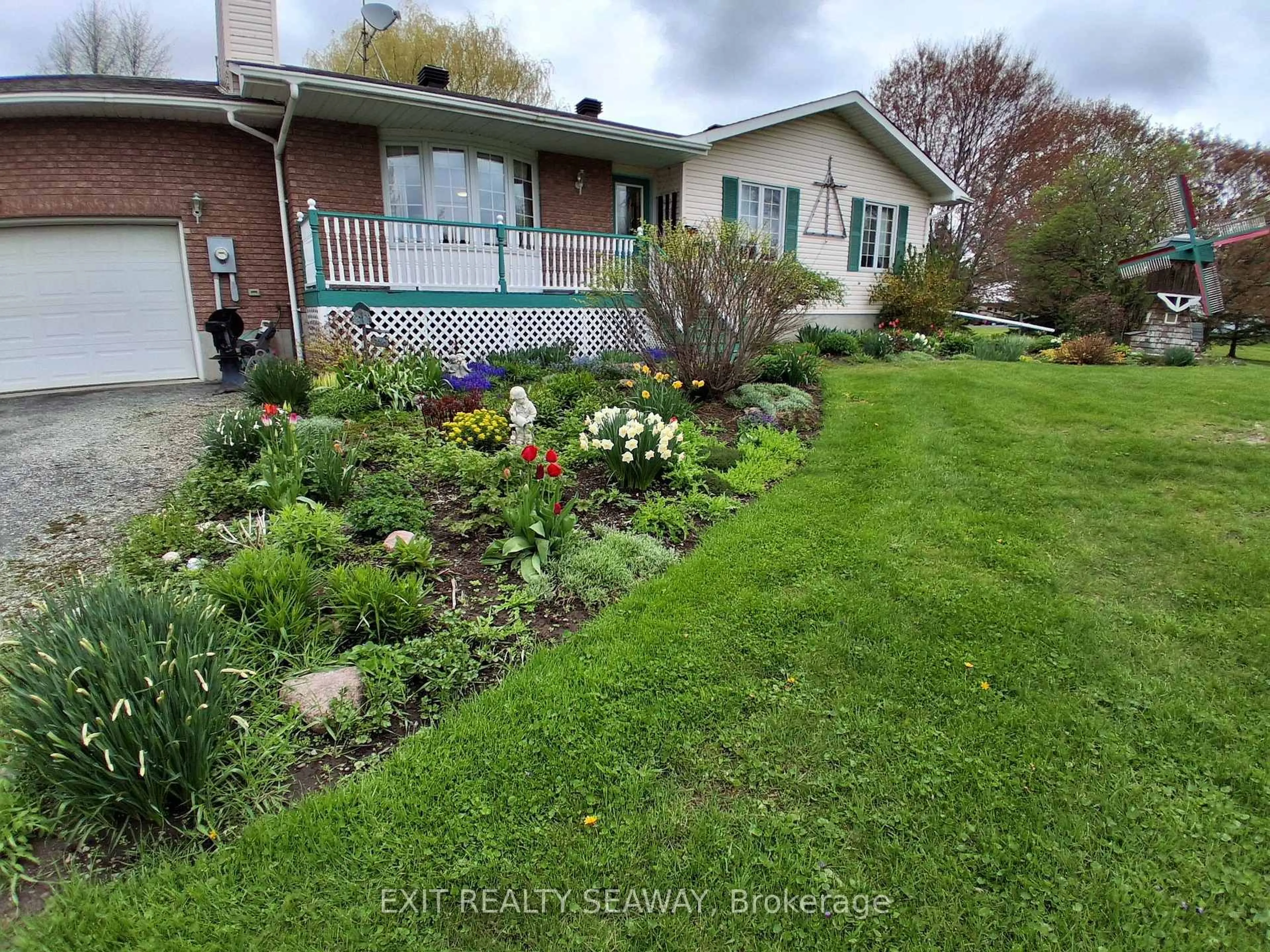 A pic from outside/outdoor area/front of a property/back of a property/a pic from drone, street for 4557 Carman Rd, South Dundas Ontario K0E 1C0