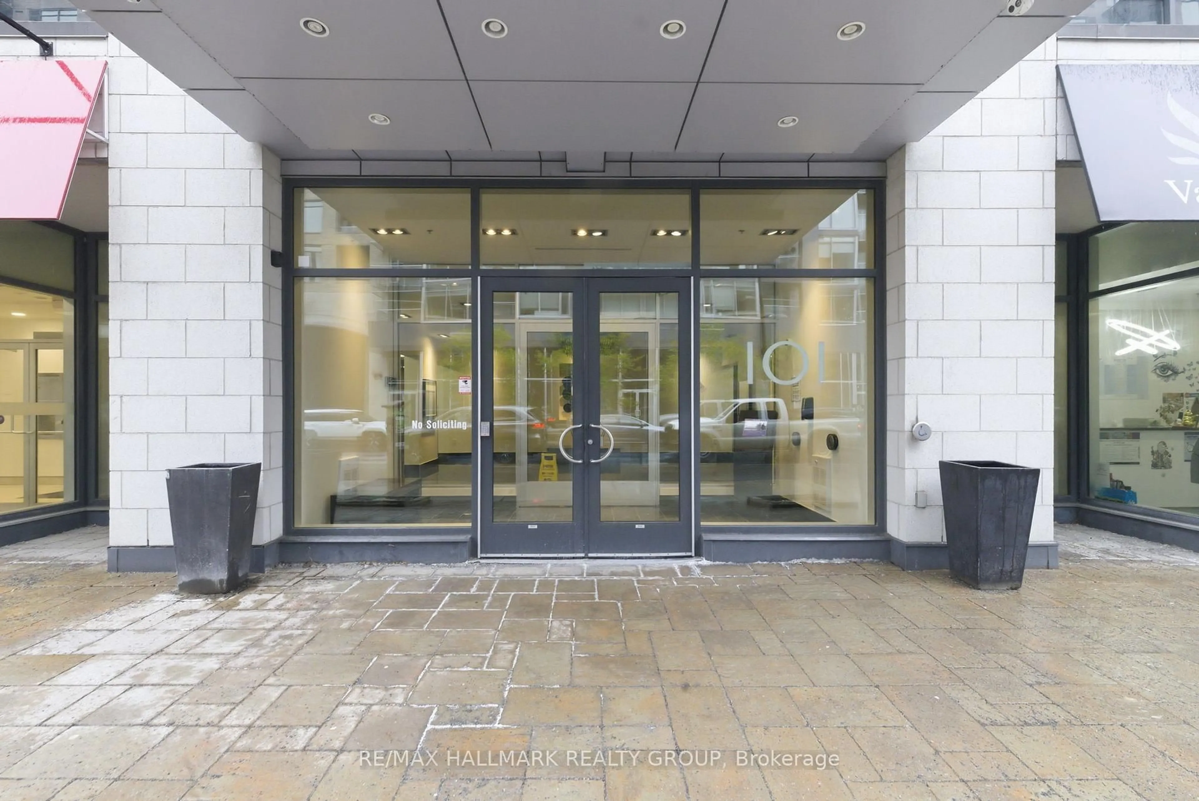 Indoor foyer for 101 Richmond Rd #611, Ottawa Ontario K1Z 0A6