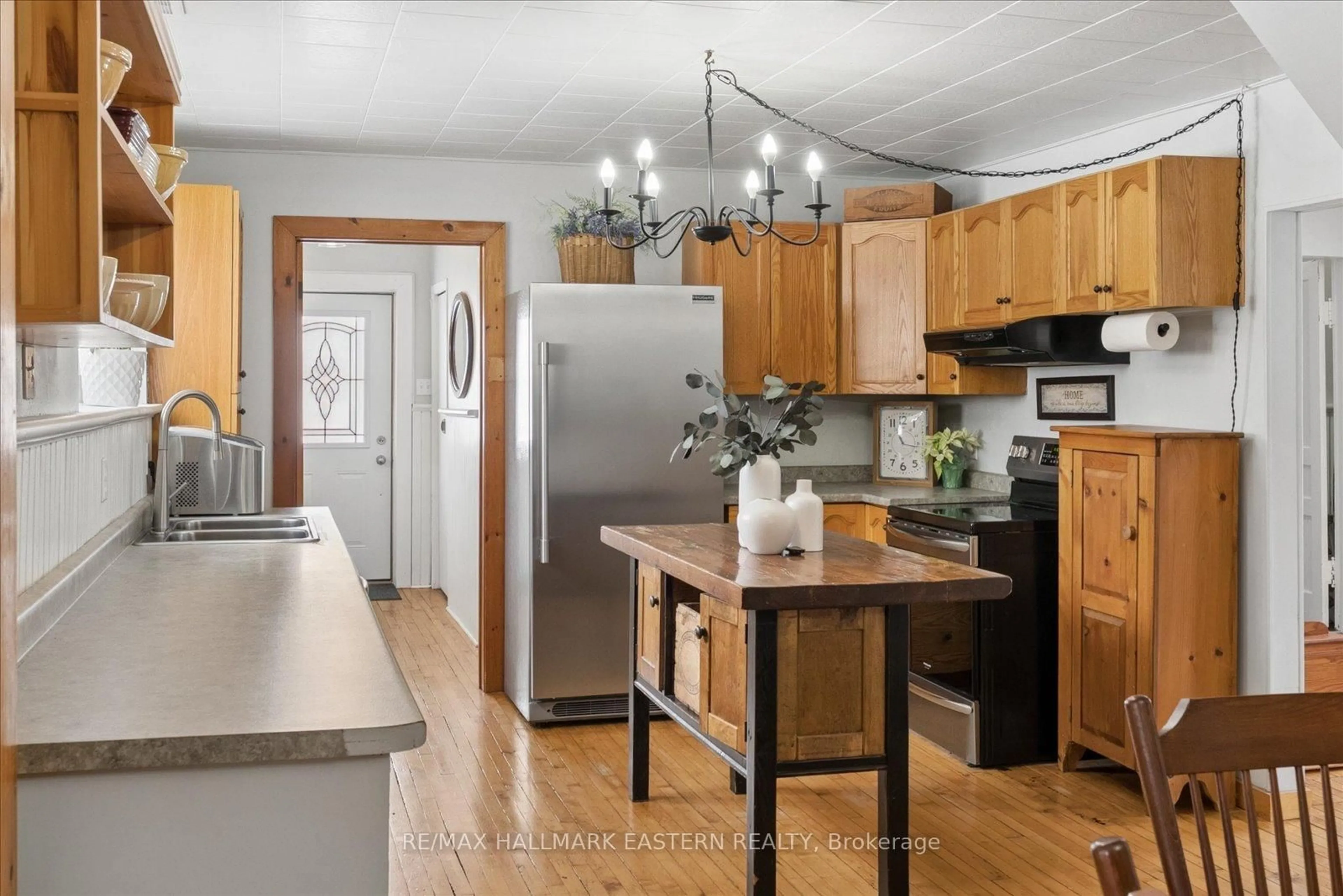 Open concept kitchen, wood/laminate floor for 1320 Heights Rd, Kawartha Lakes Ontario K9V 4R3