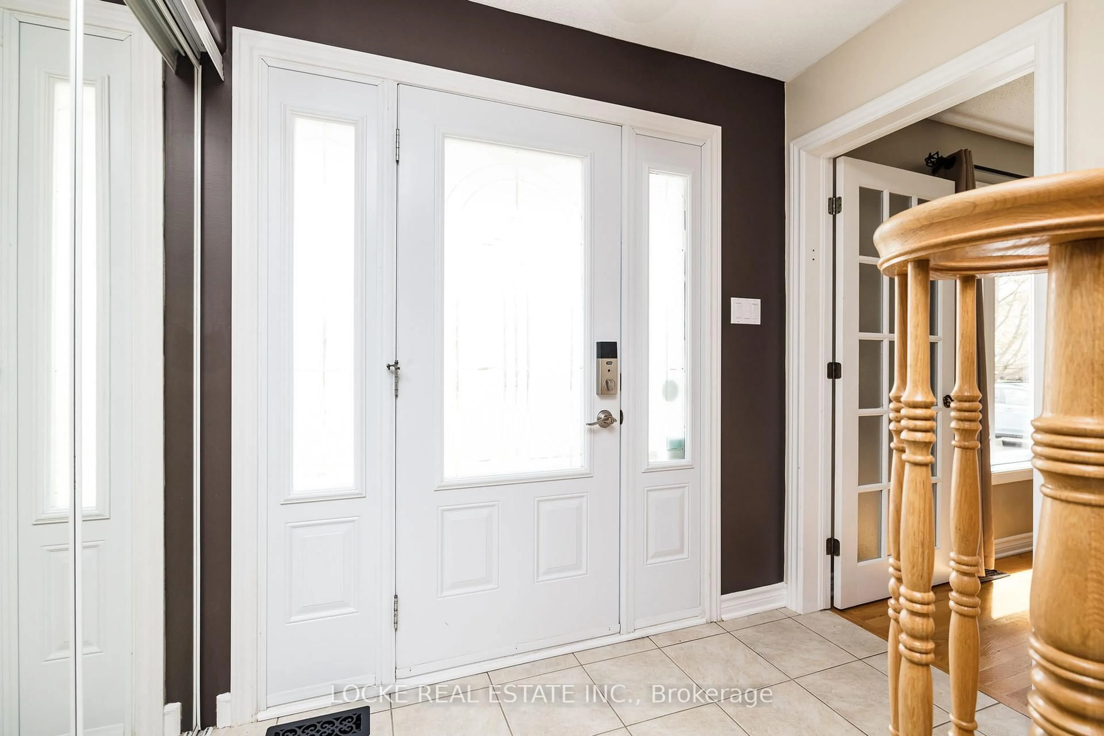 Indoor entryway for 20 Pebblemill Lane, Russell Ontario K4R 0A8