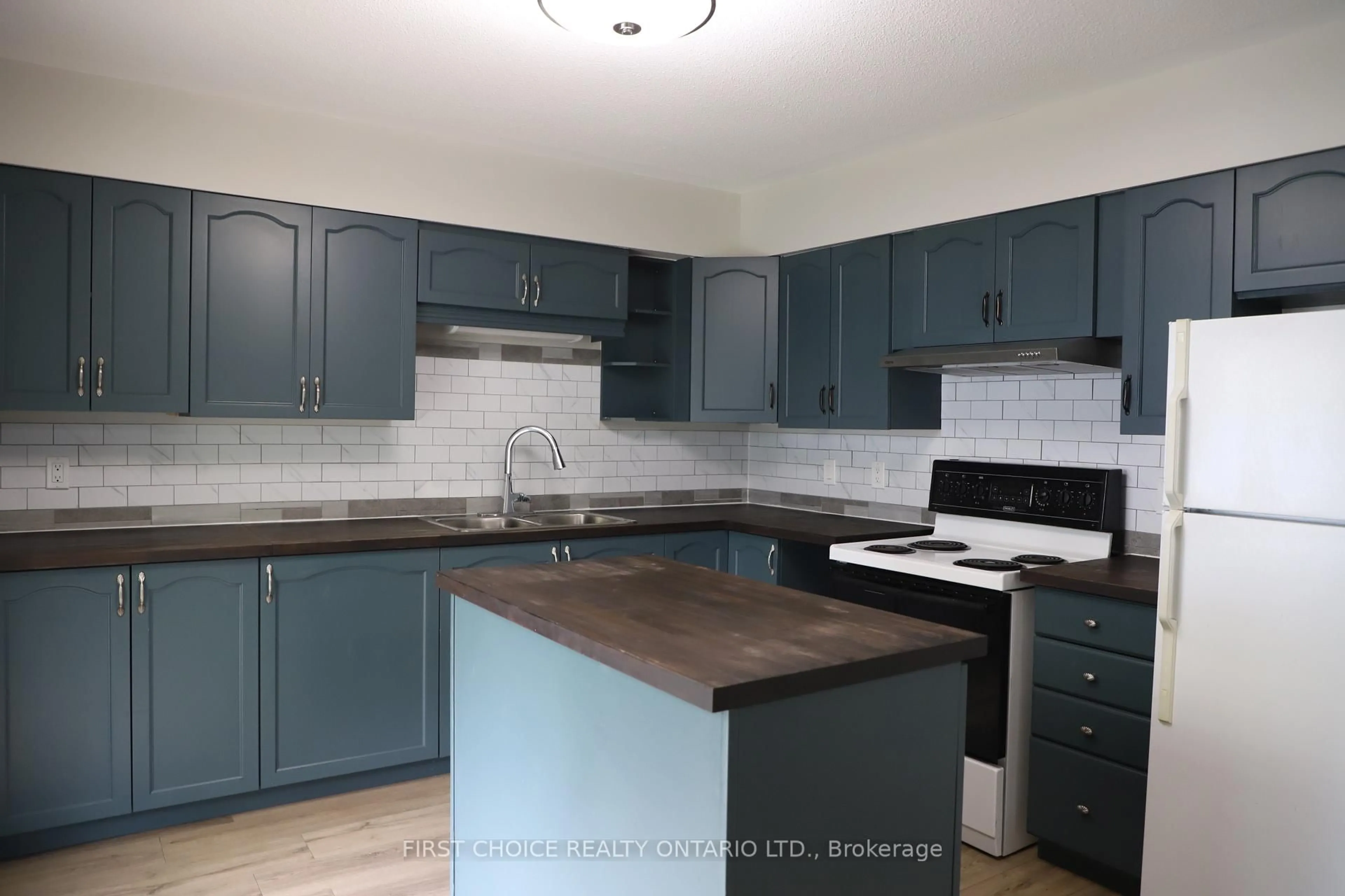 Standard kitchen, unknown for 16 Craig St, Perth Ontario K7H 3K1