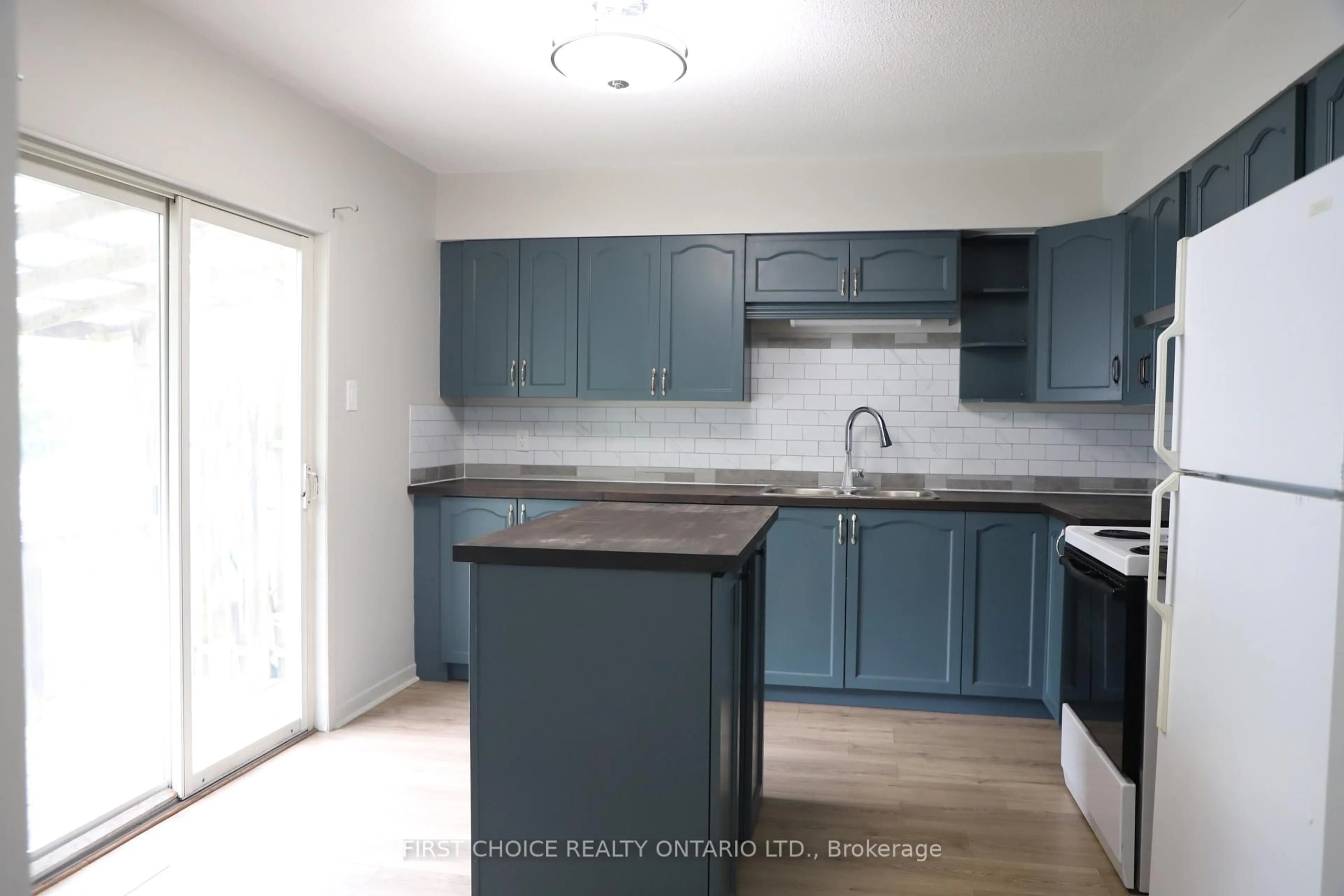Standard kitchen, unknown for 16 Craig St, Perth Ontario K7H 3K1