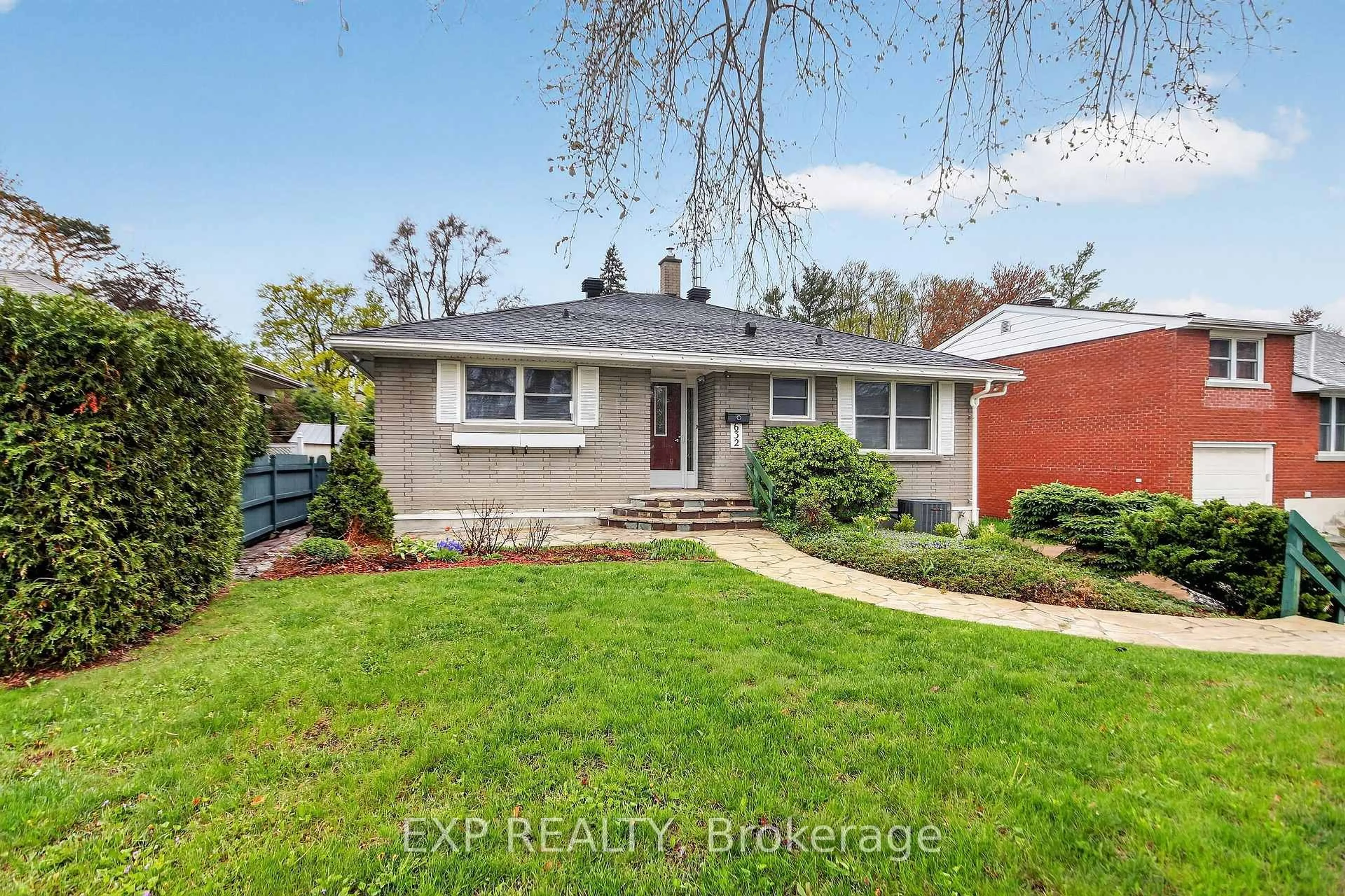 Home with brick exterior material, street for 632 Chadburn Ave, Ottawa Ontario K1G 0Y7