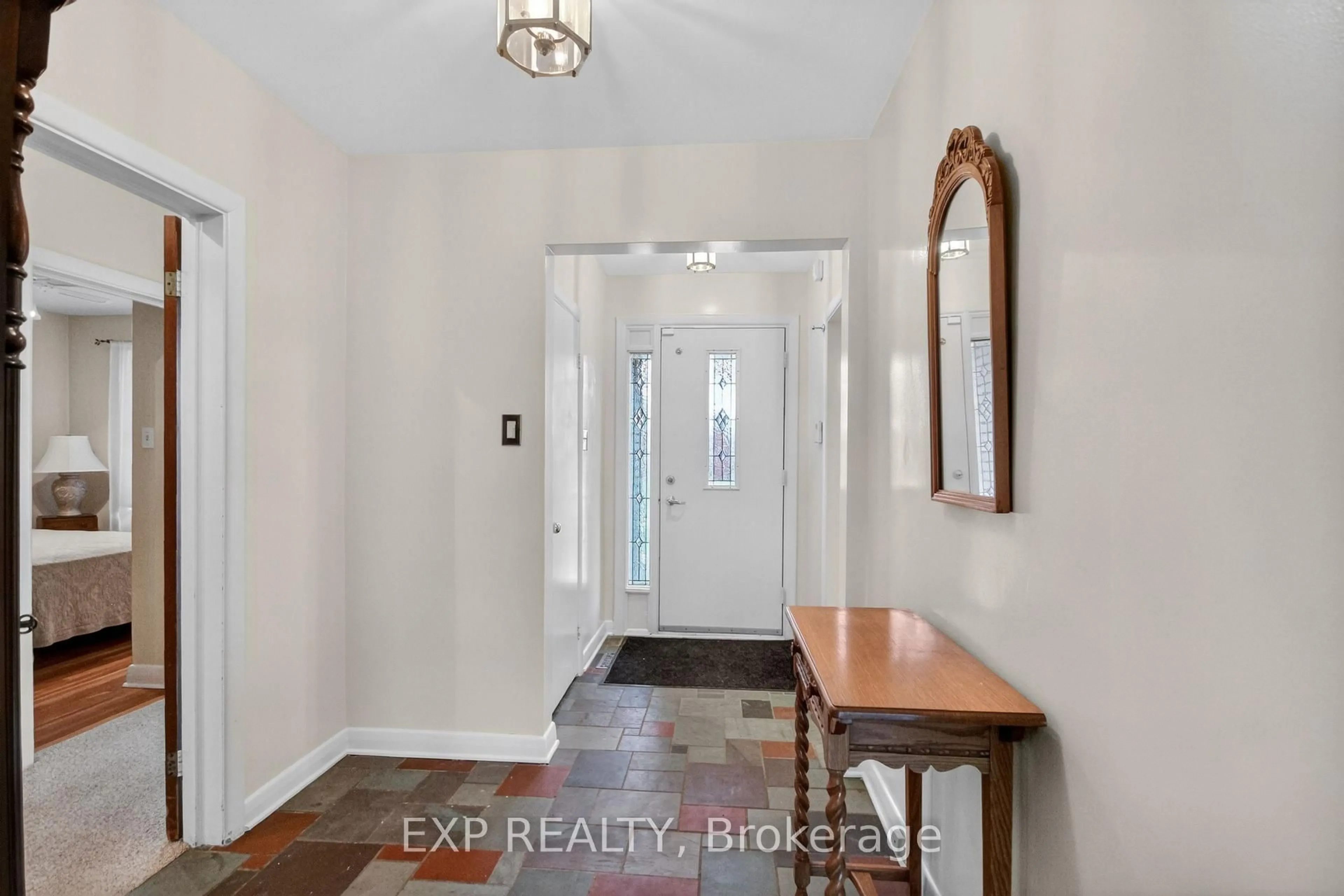 Indoor entryway for 632 Chadburn Ave, Ottawa Ontario K1G 0Y7