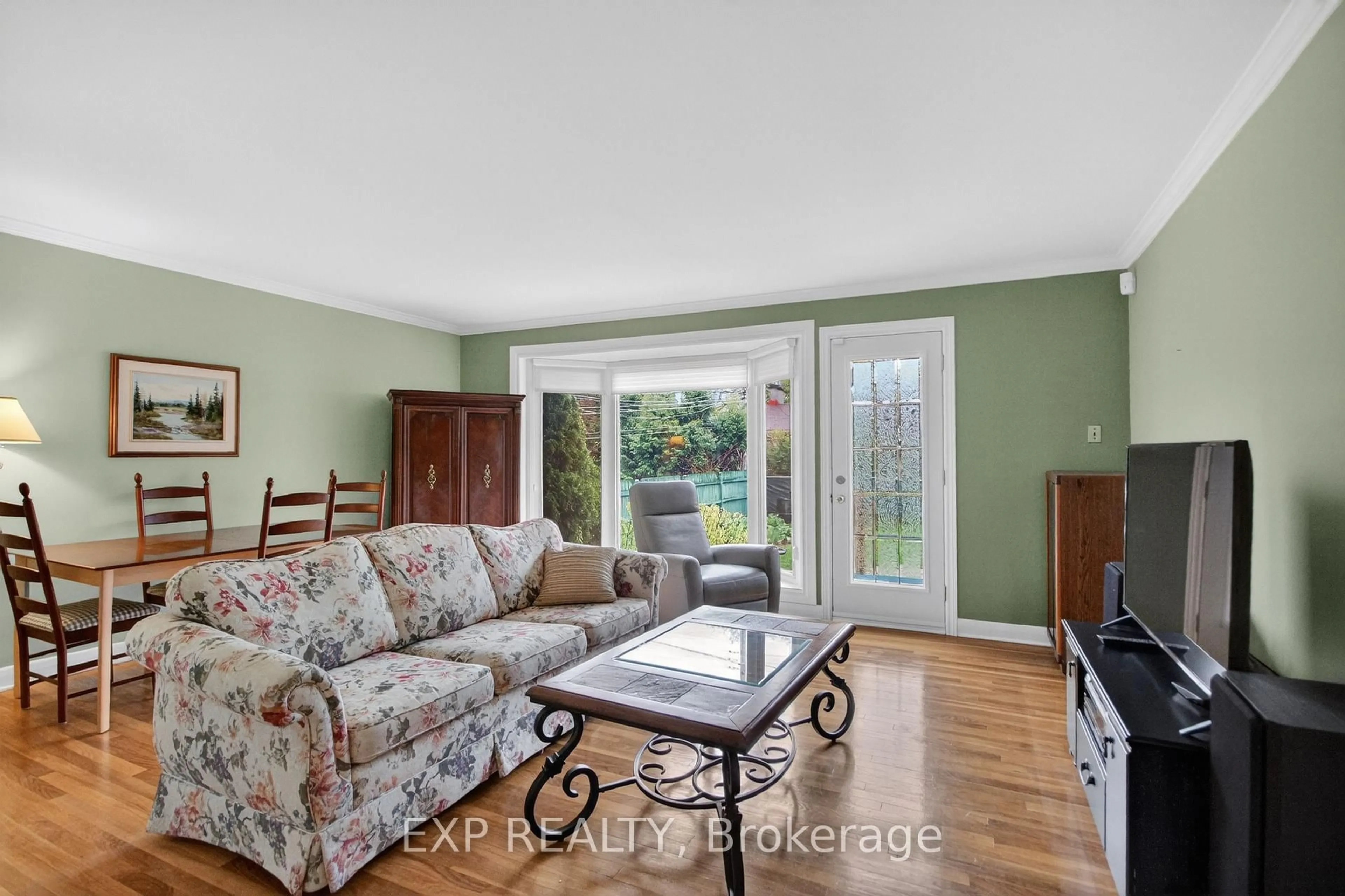 Living room with furniture, unknown for 632 Chadburn Ave, Ottawa Ontario K1G 0Y7