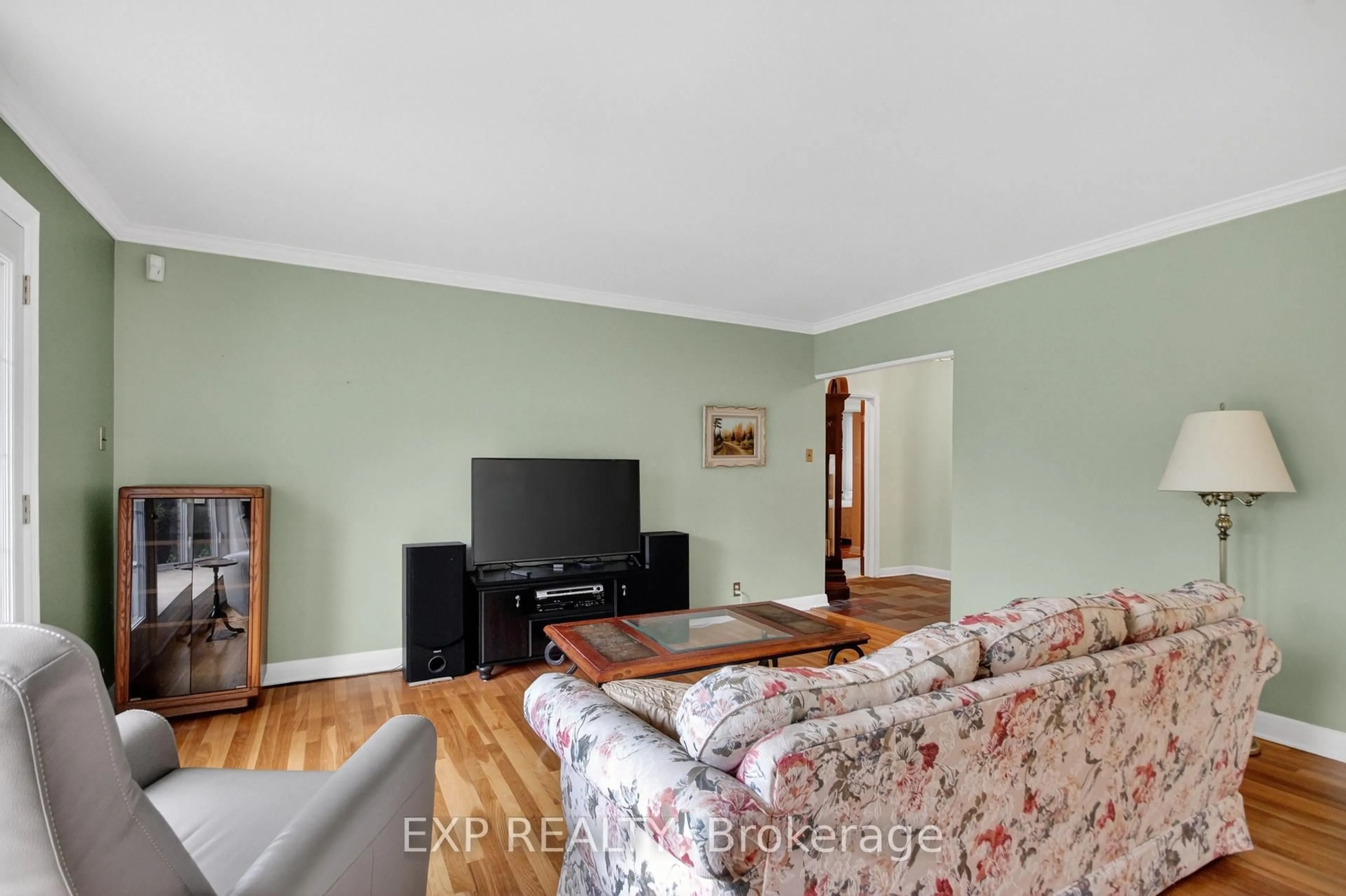 Living room with furniture, wood/laminate floor for 632 Chadburn Ave, Ottawa Ontario K1G 0Y7