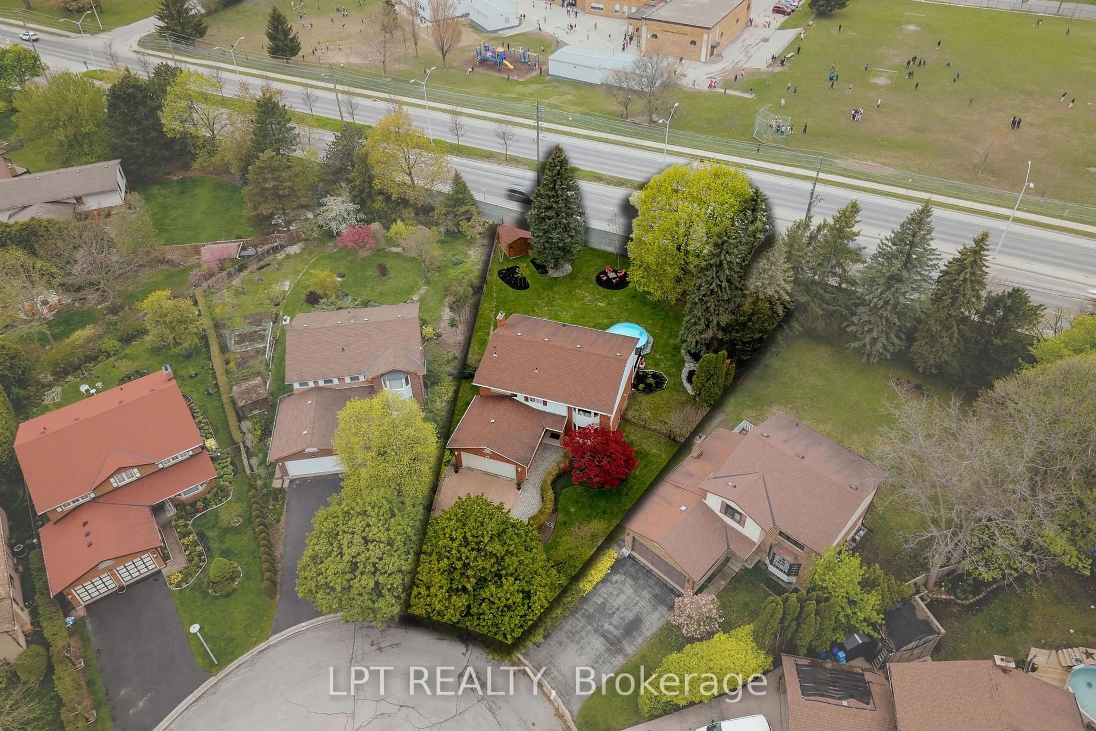 A pic from outside/outdoor area/front of a property/back of a property/a pic from drone, street for 88 CHESHAM Crt, London North Ontario N6G 3T4