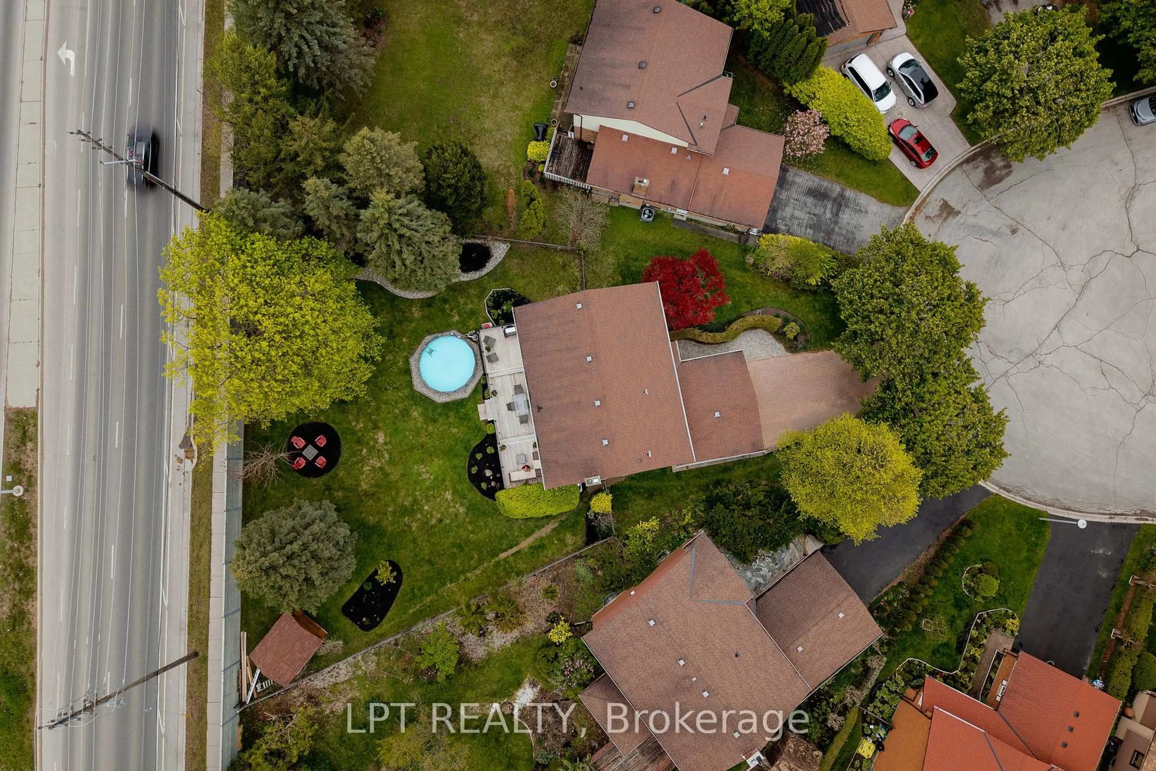 A pic from outside/outdoor area/front of a property/back of a property/a pic from drone, street for 88 CHESHAM Crt, London North Ontario N6G 3T4