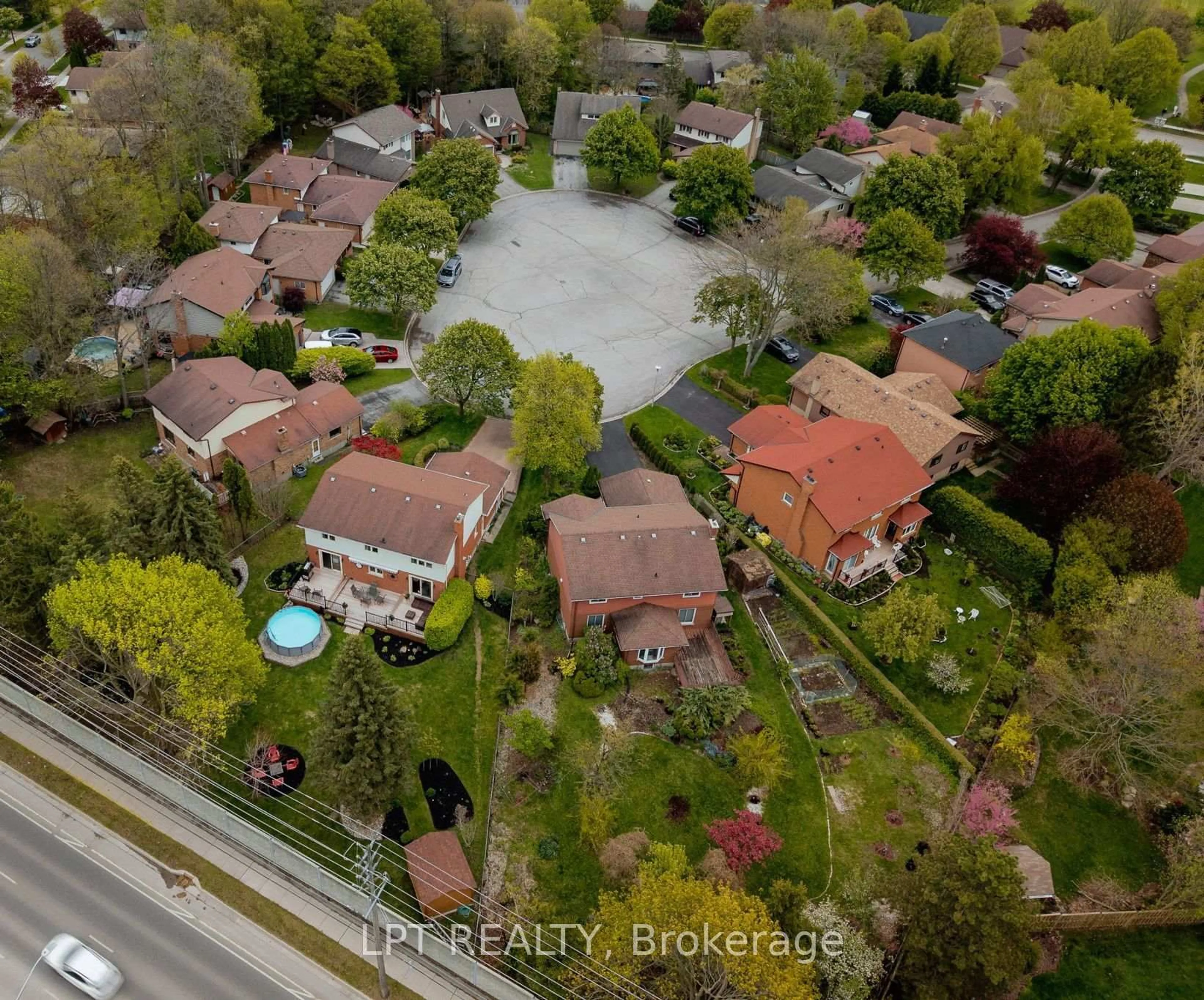 A pic from outside/outdoor area/front of a property/back of a property/a pic from drone, street for 88 CHESHAM Crt, London North Ontario N6G 3T4