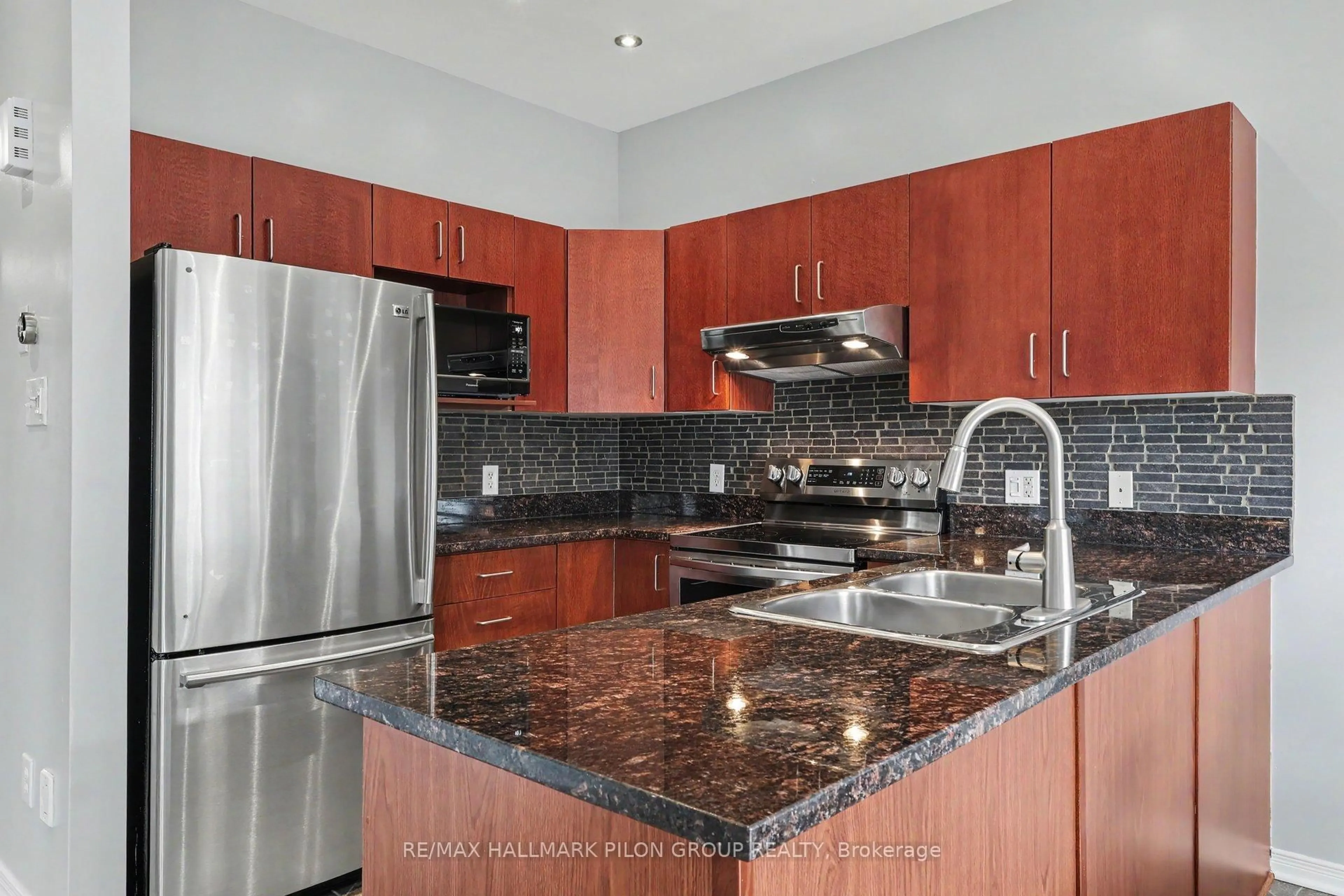 Standard kitchen, ceramic/tile floor for 1046 Fieldfair Way, Orleans Ontario K4A 0E2