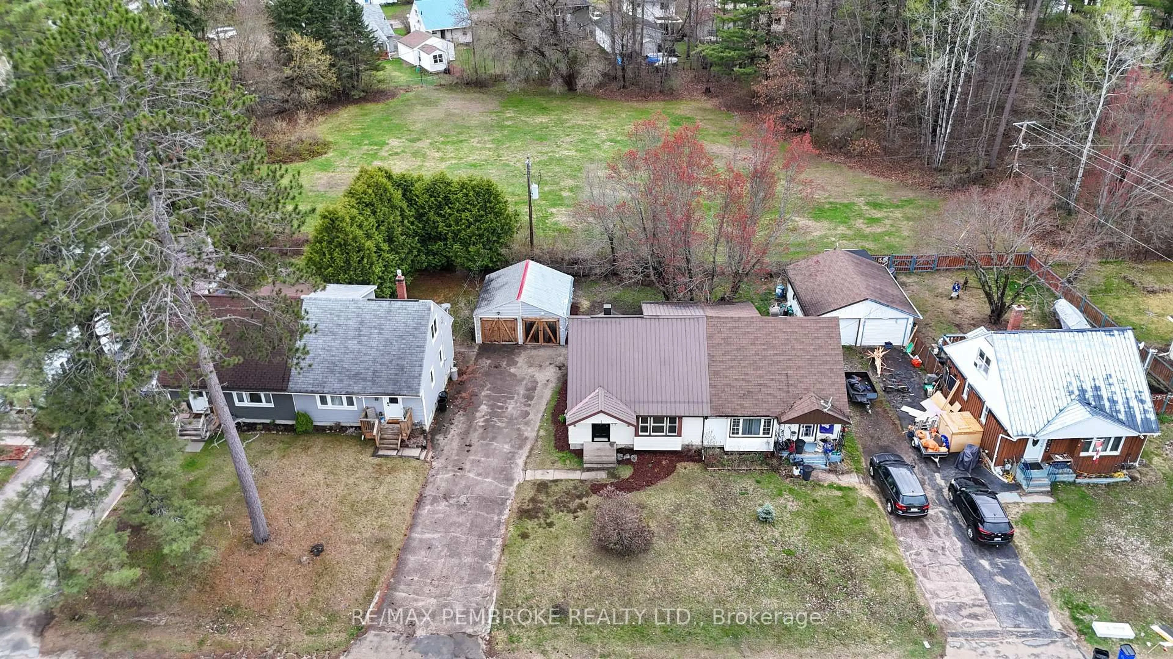 A pic from outside/outdoor area/front of a property/back of a property/a pic from drone, street for 59 Rutherford Ave, Deep River Ontario K0J 1P0