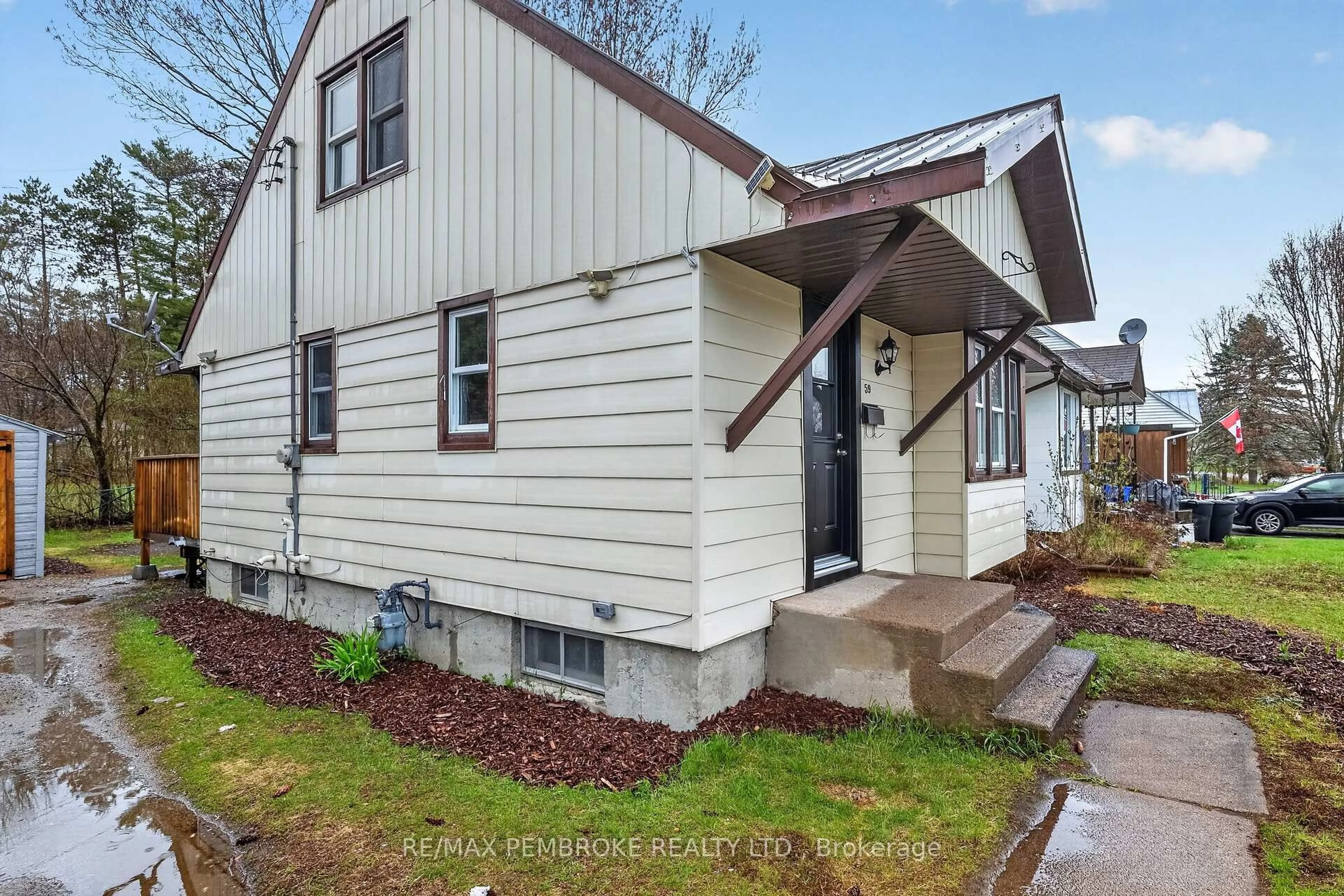 Home with vinyl exterior material, street for 59 Rutherford Ave, Deep River Ontario K0J 1P0
