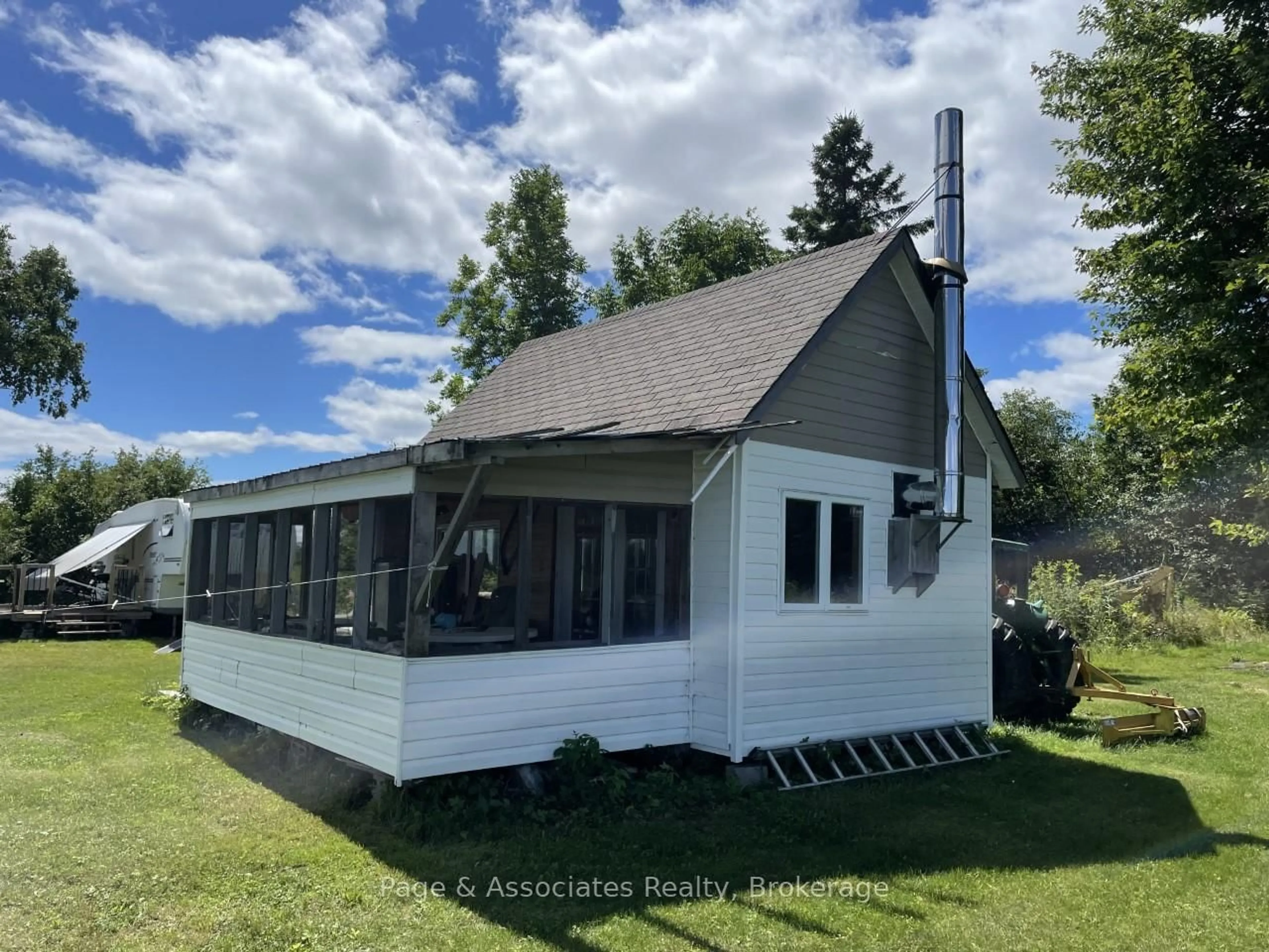 Home with vinyl exterior material, building for 44 DE L'ETANG Rd, West Nipissing Ontario P2B 2K7
