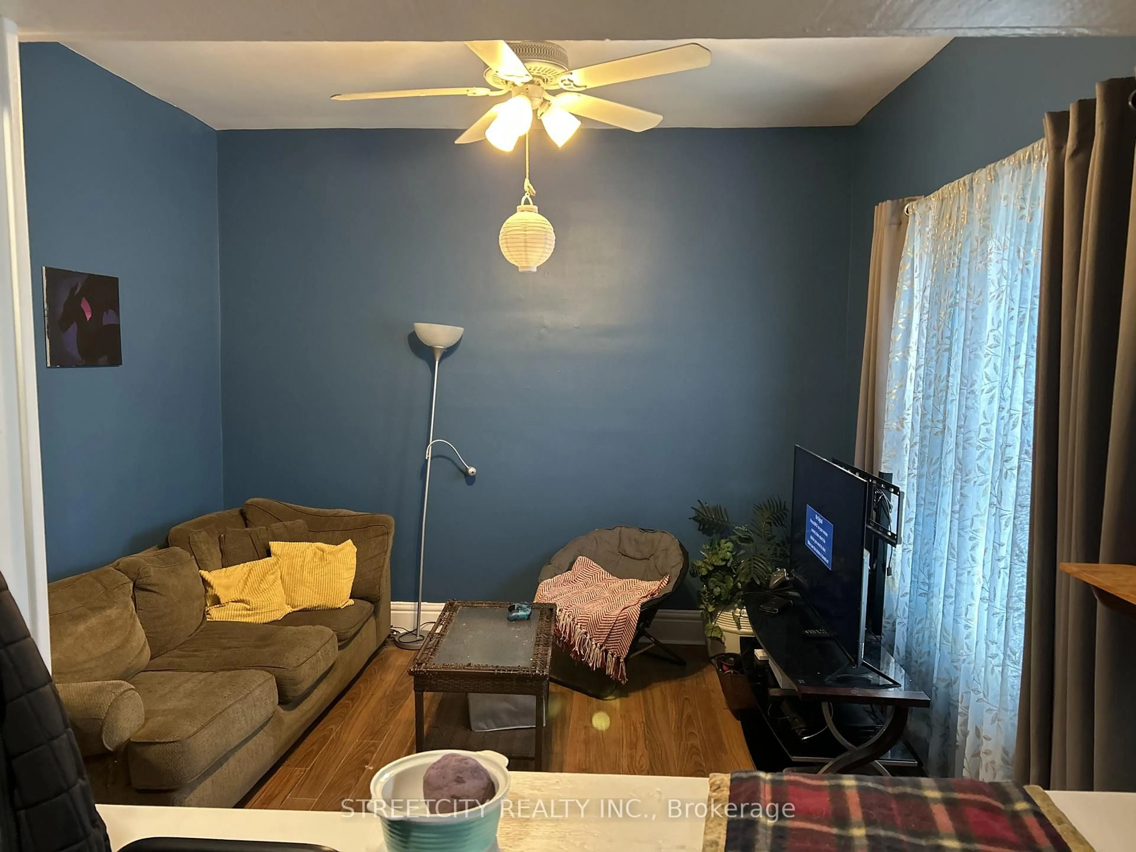 A pic of a room for 513 Hill St, London East Ontario N6B 1E8
