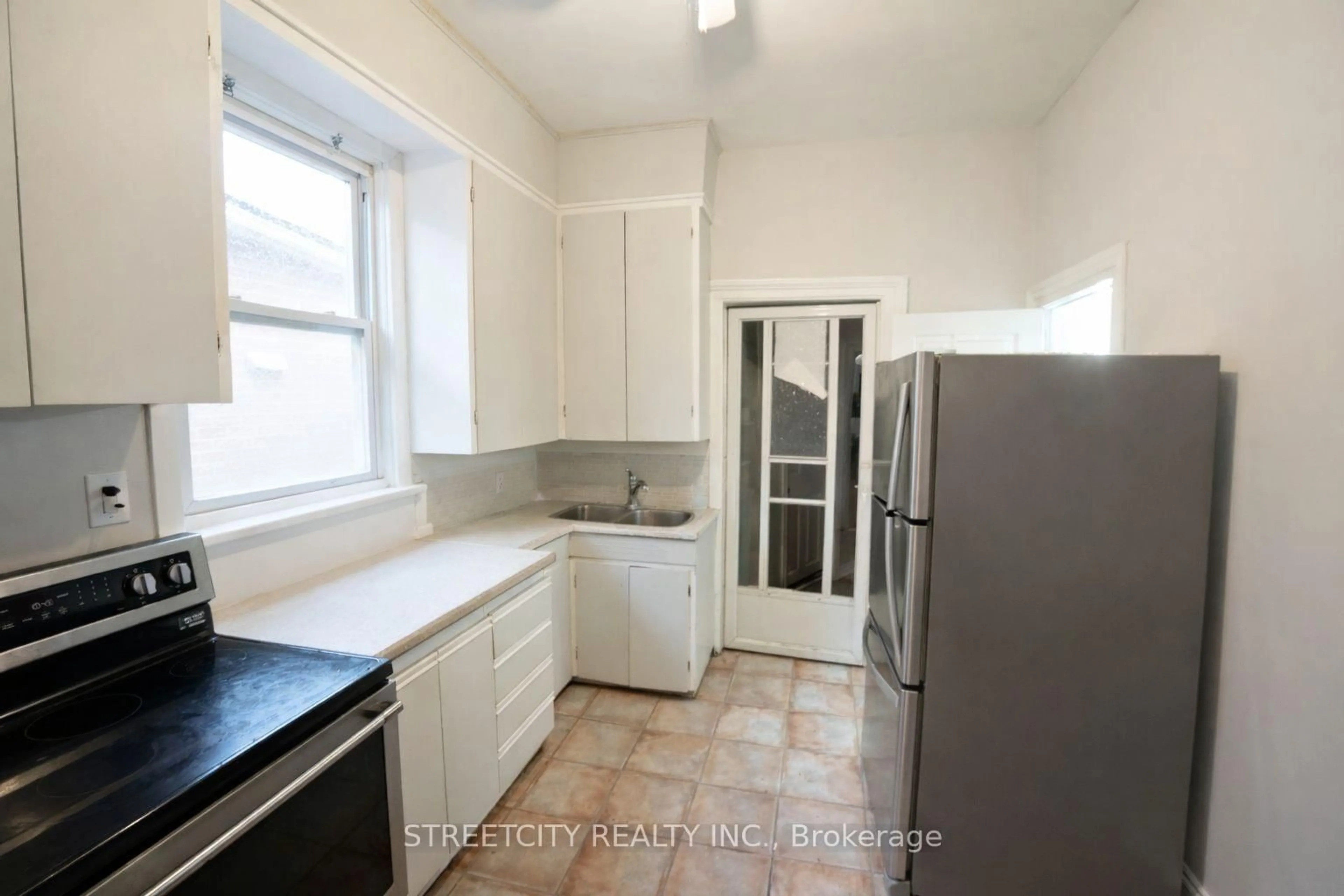 Standard kitchen, unknown for 513 Hill St, London East Ontario N6B 1E8