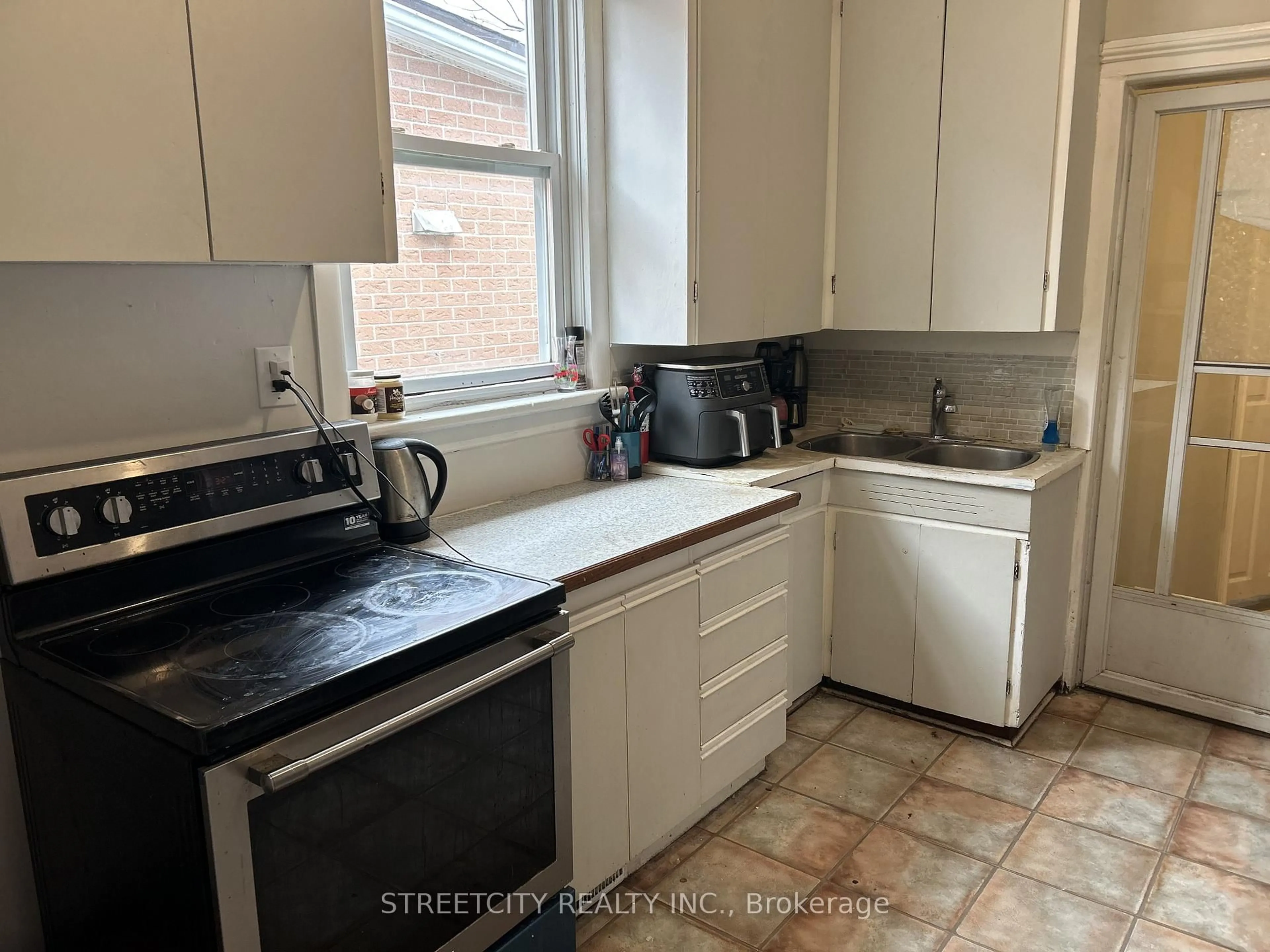 Standard kitchen, ceramic/tile floor for 513 Hill St, London East Ontario N6B 1E8