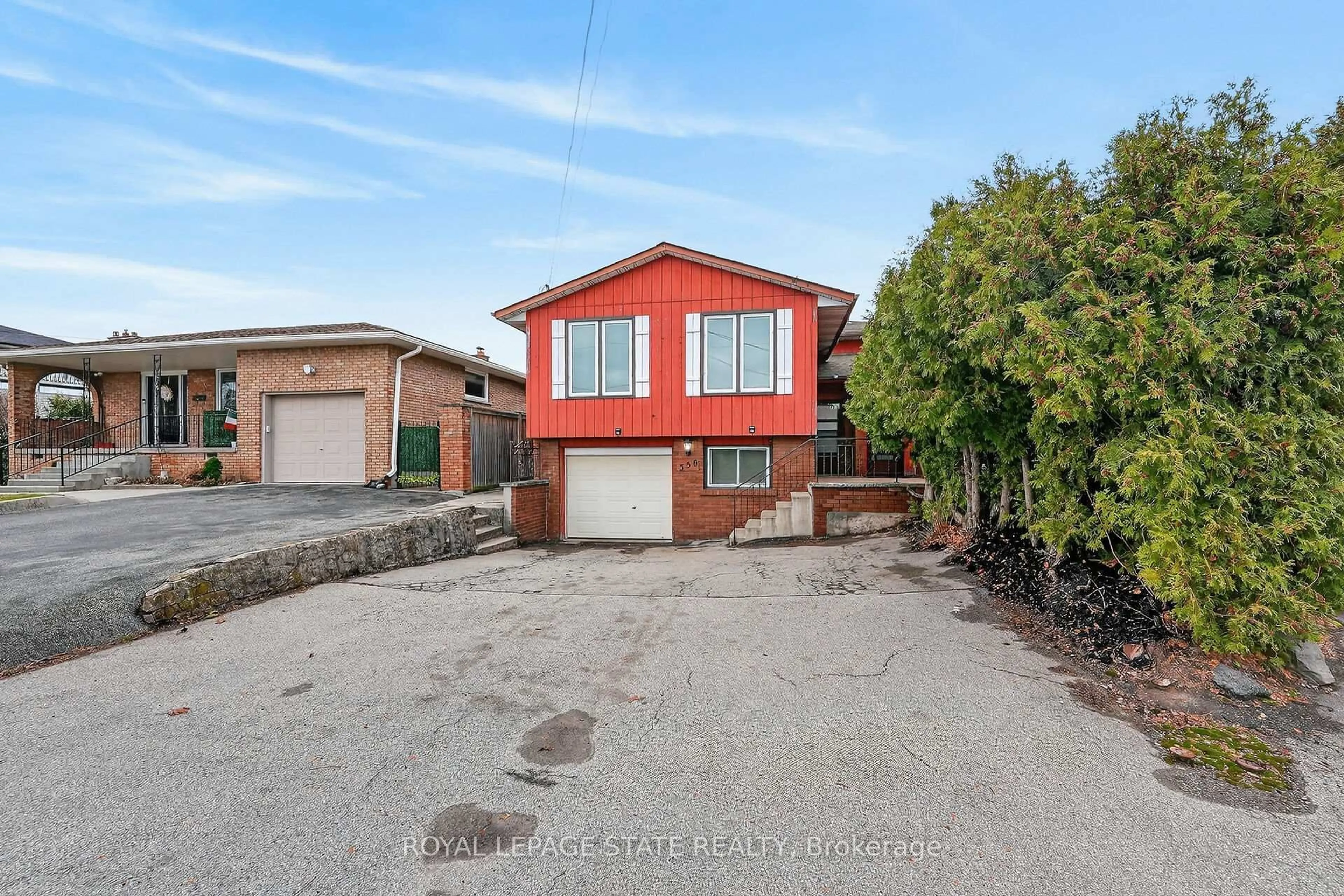 A pic from outside/outdoor area/front of a property/back of a property/a pic from drone, street for 358 Federal St, Hamilton Ontario L8E 2B5