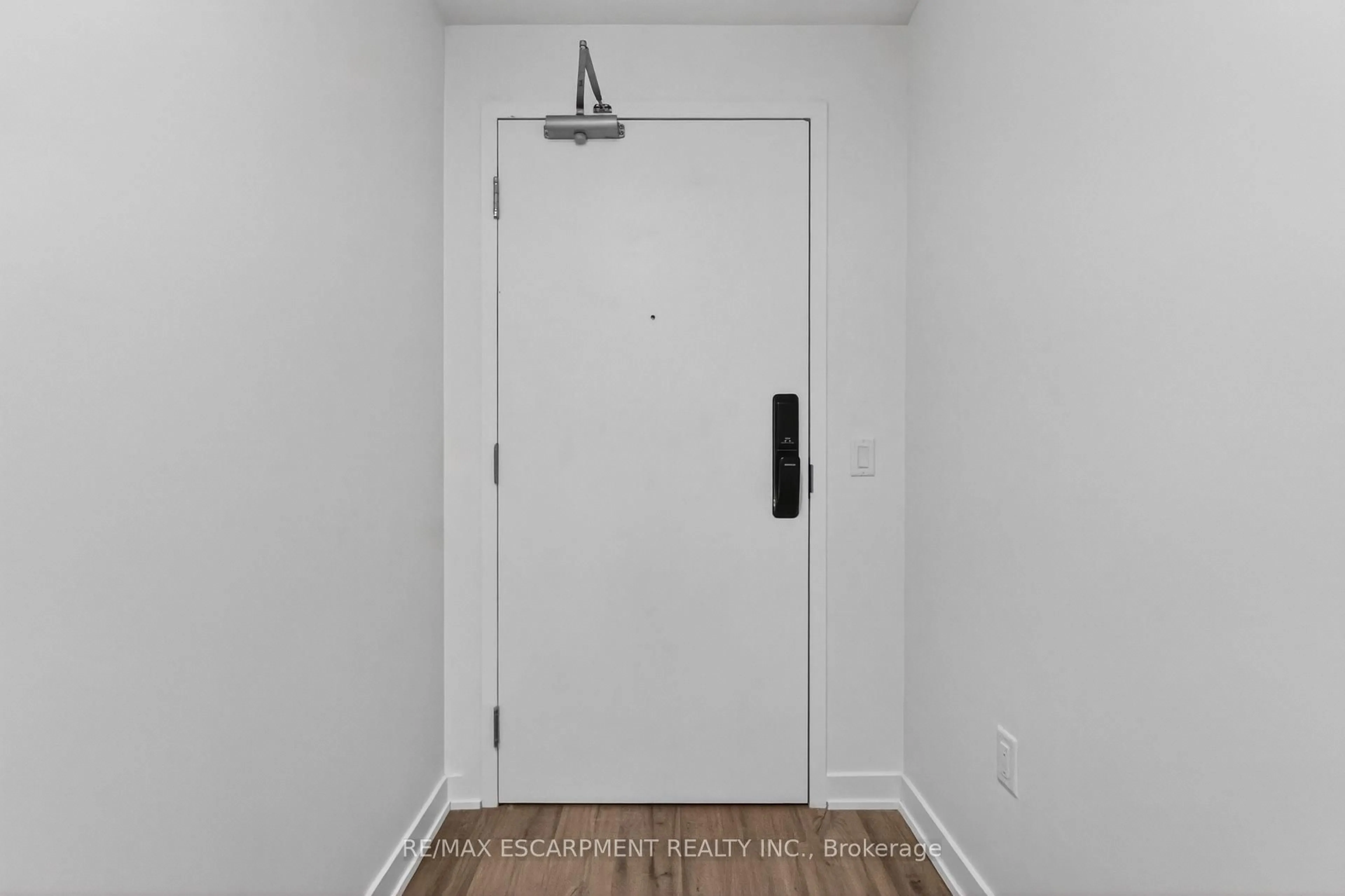 Indoor entryway for 461 Green Rd #707, Hamilton Ontario L8E 0L5