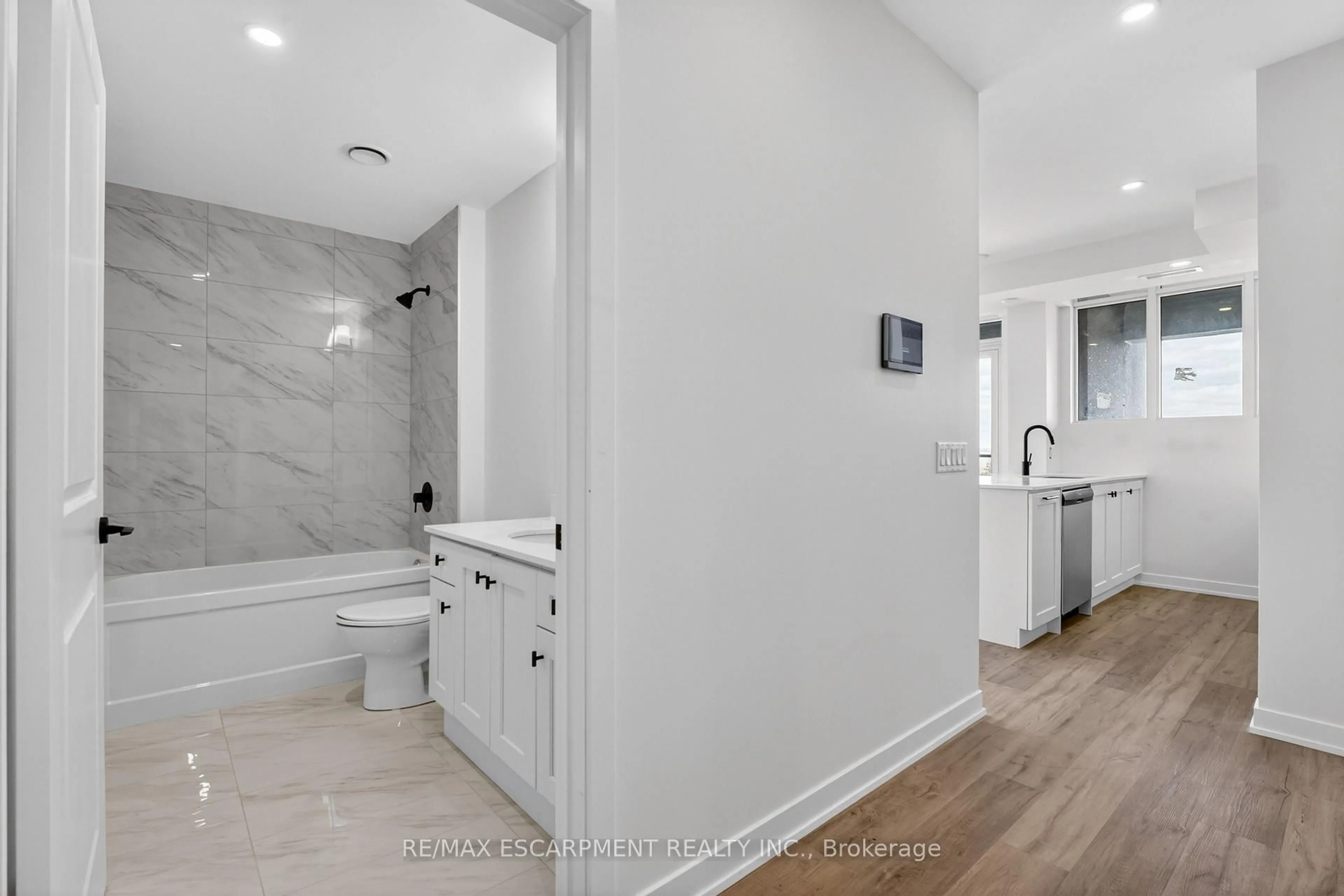 Contemporary bathroom, ceramic/tile floor for 461 Green Rd #707, Hamilton Ontario L8E 0L5