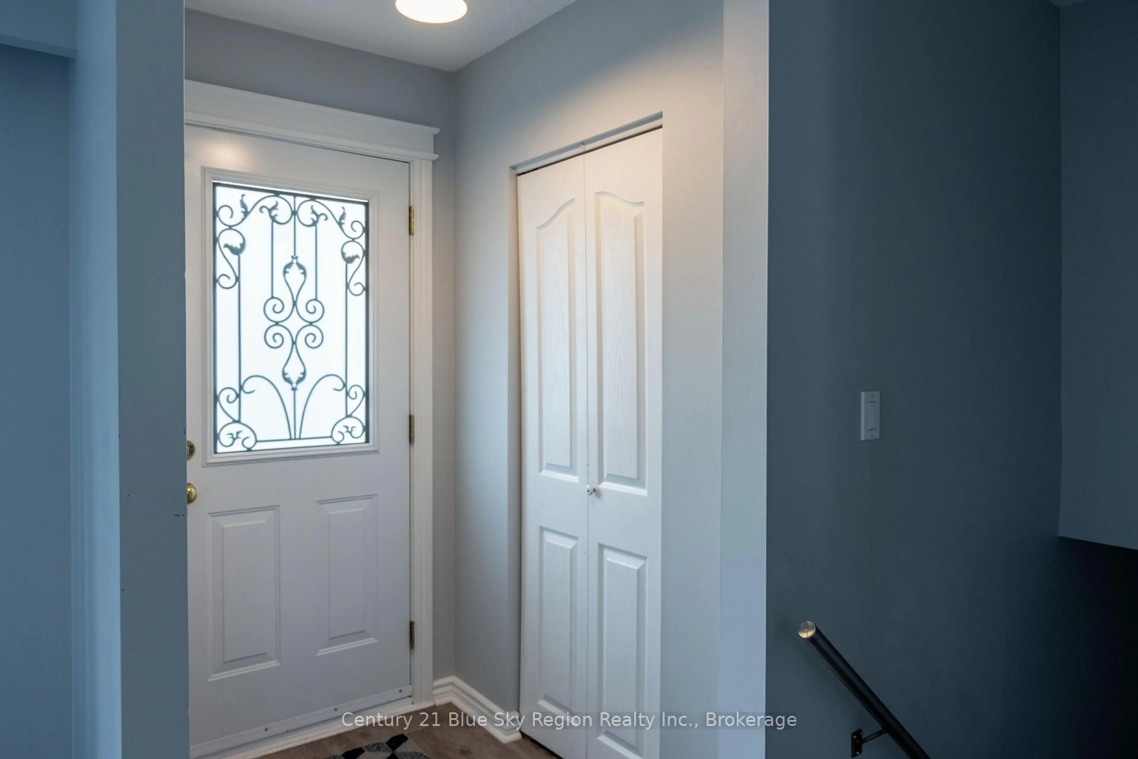 Indoor entryway for 22 Nightingale Dr, North Bay Ontario P1A 2R2