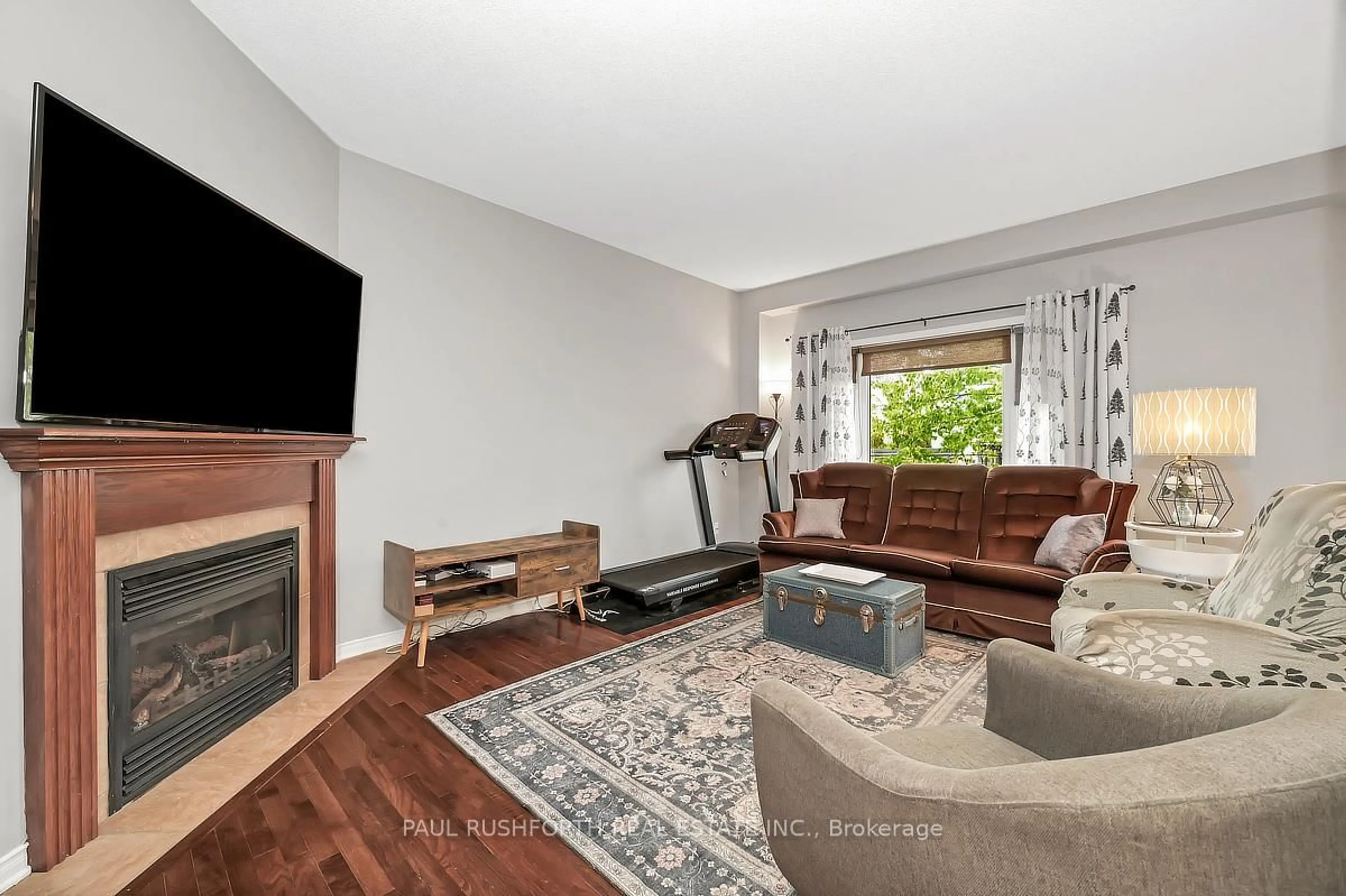 Living room with furniture, wood/laminate floor for 310 Jasper Cres, Clarence-Rockland Ontario K4K 0B9
