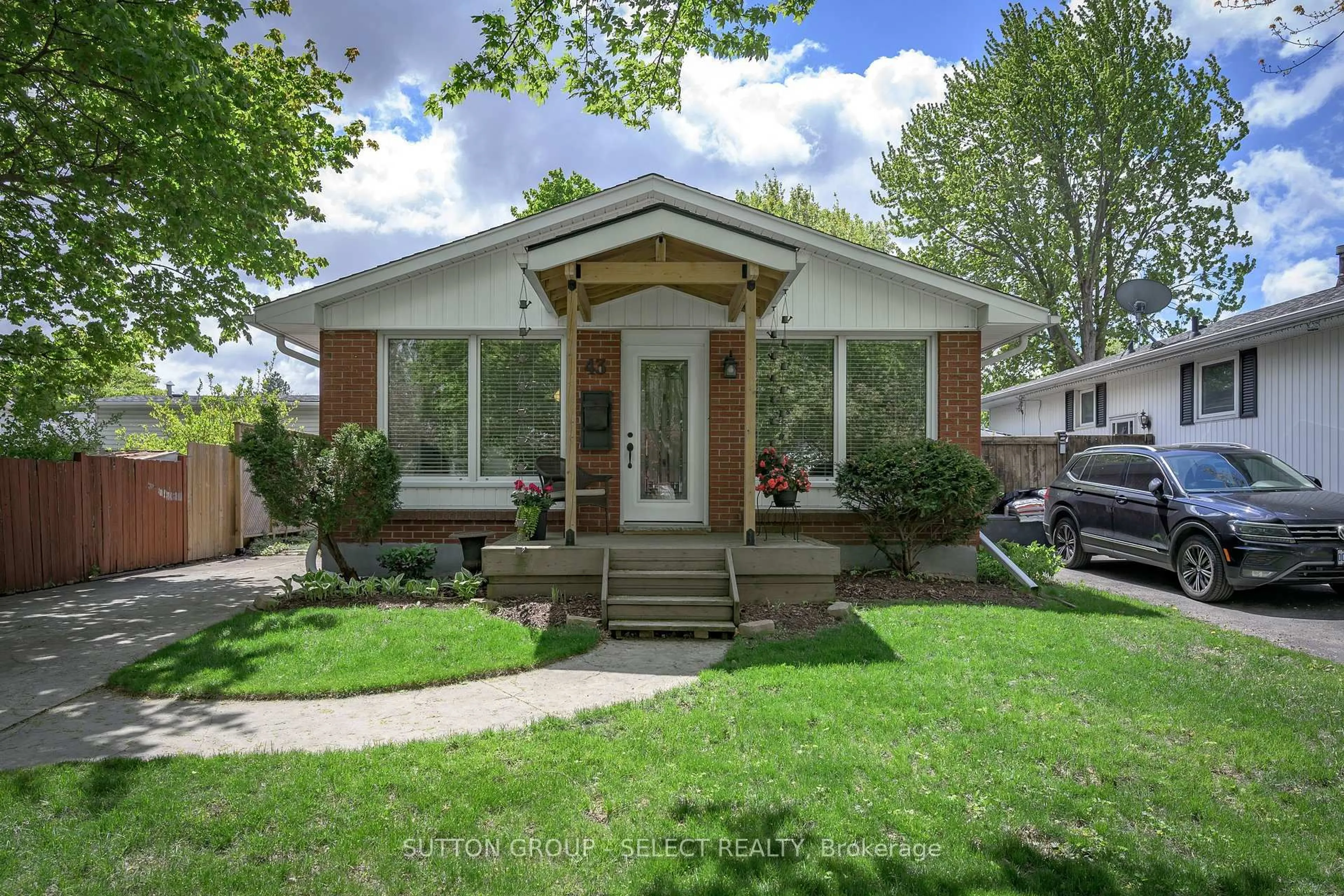 Home with vinyl exterior material, street for 43 STROUD Cres, London South Ontario N6E 1Z5