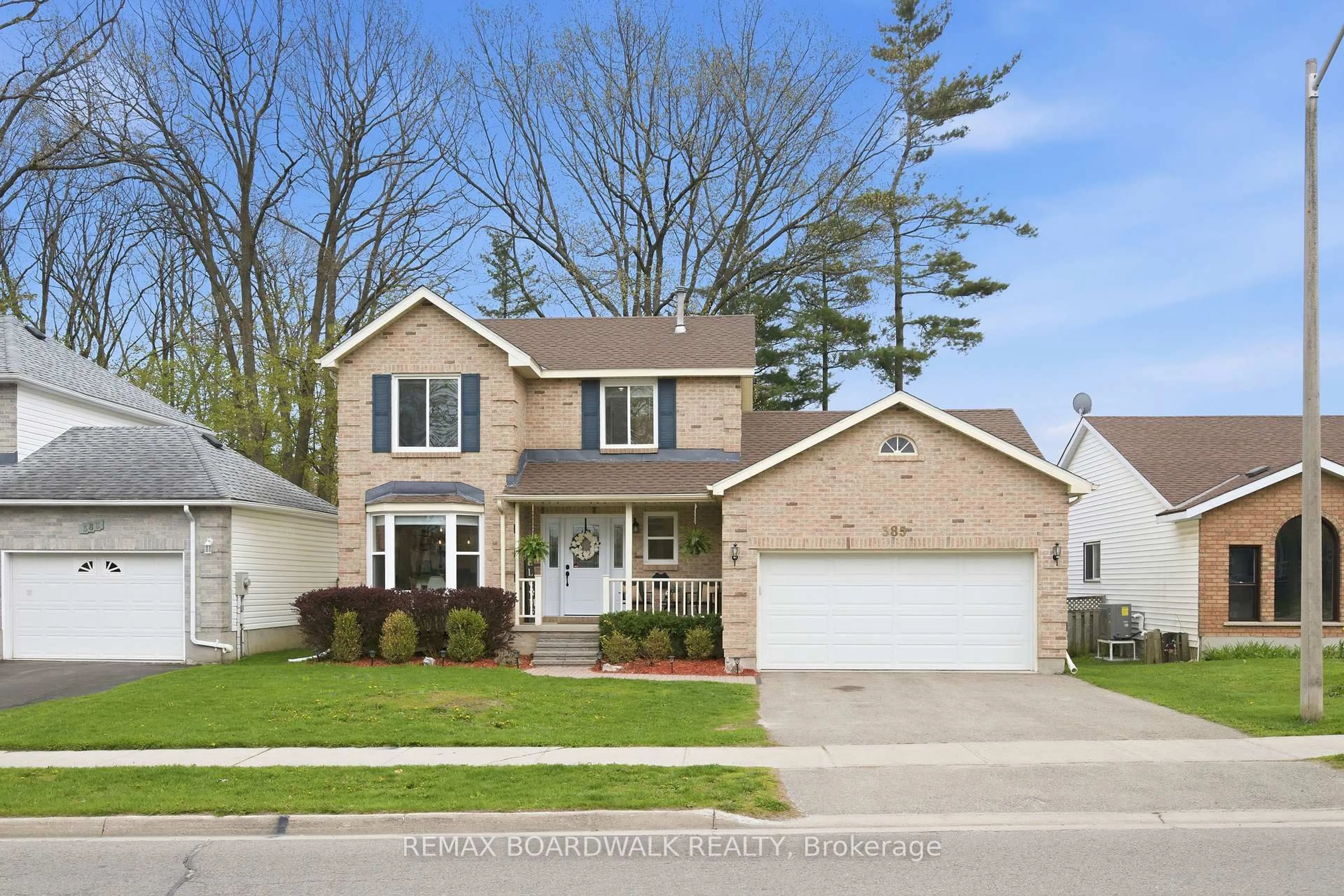 Home with vinyl exterior material, street for 385 Brock St, Brockville Ontario K6V 6E8